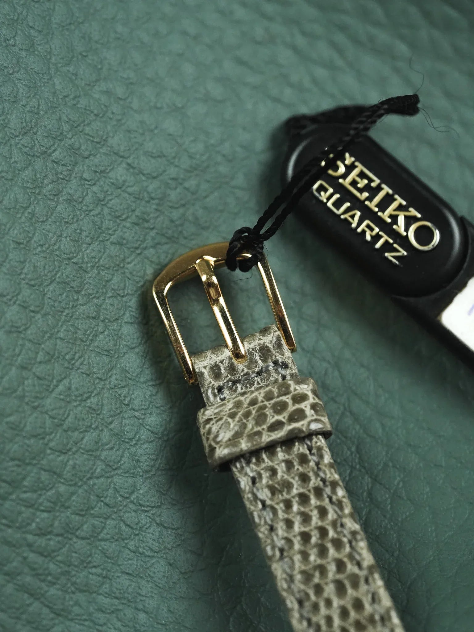 Seiko - Tank Femme Or Bracelet gris - Neuve de stock - 1993 - Atelier Victor - Vintage Shop