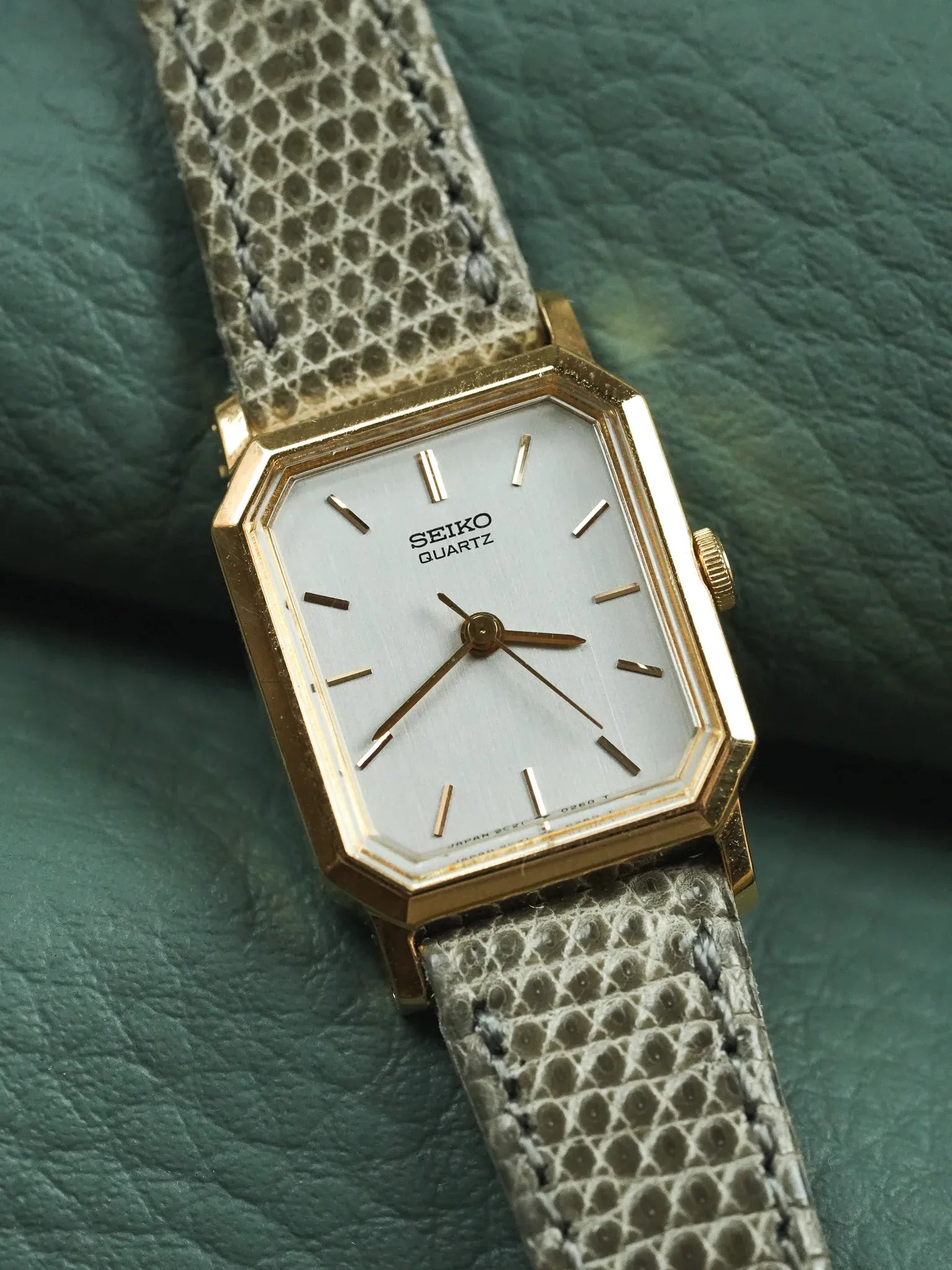 Seiko - Tank Femme Or Bracelet gris - Neuve de stock - 1993 - Atelier Victor - Vintage Shop