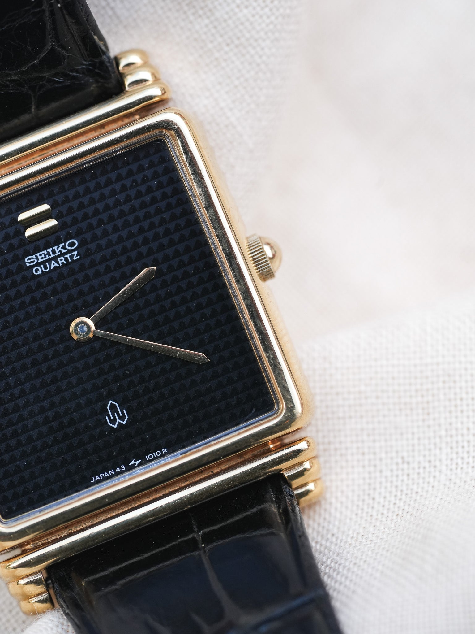 Seiko - Tank Plaqué or noir Clous de Paris - NOS & Boite - 1997 - Atelier Victor - Vintage Shop
