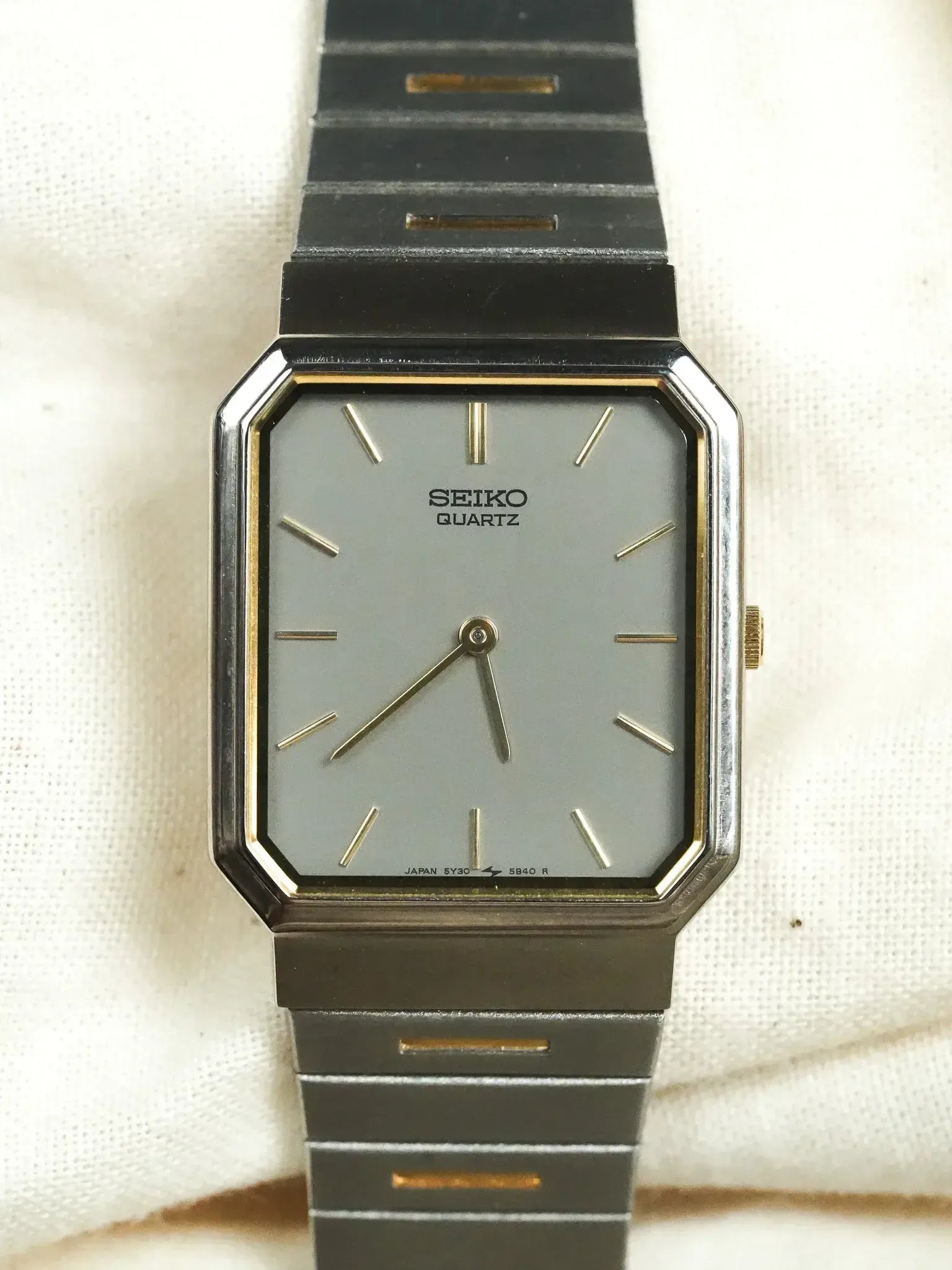 Seiko - Tank Royal Acier Gris Or bracelet intégré - 1997 - Atelier Victor