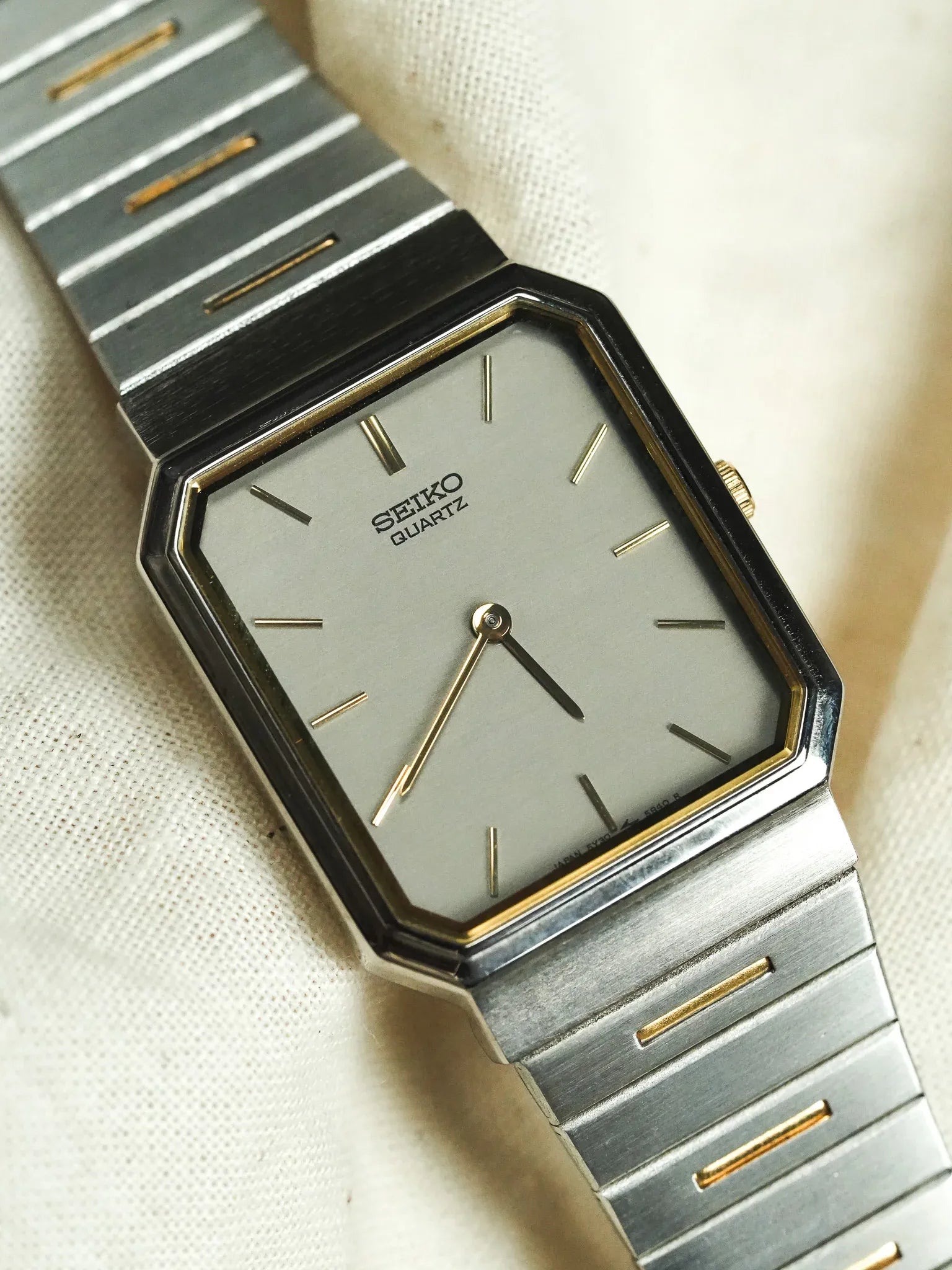 Seiko - Tank Royal Acier Gris Or bracelet intégré - 1997 - Atelier Victor