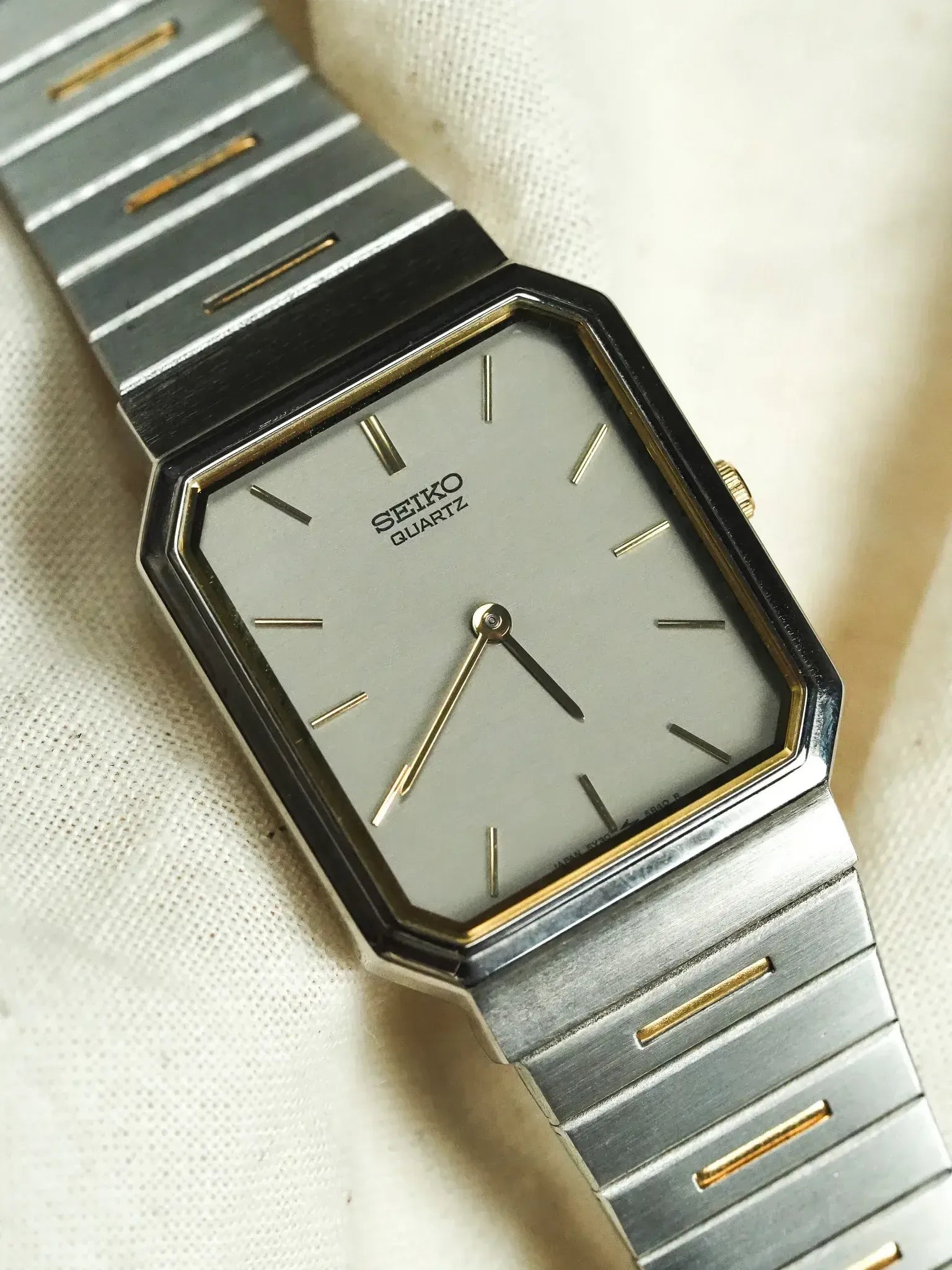 Seiko - Tank Royal Acier Gris Or bracelet intégré - 1997 - Atelier Victor