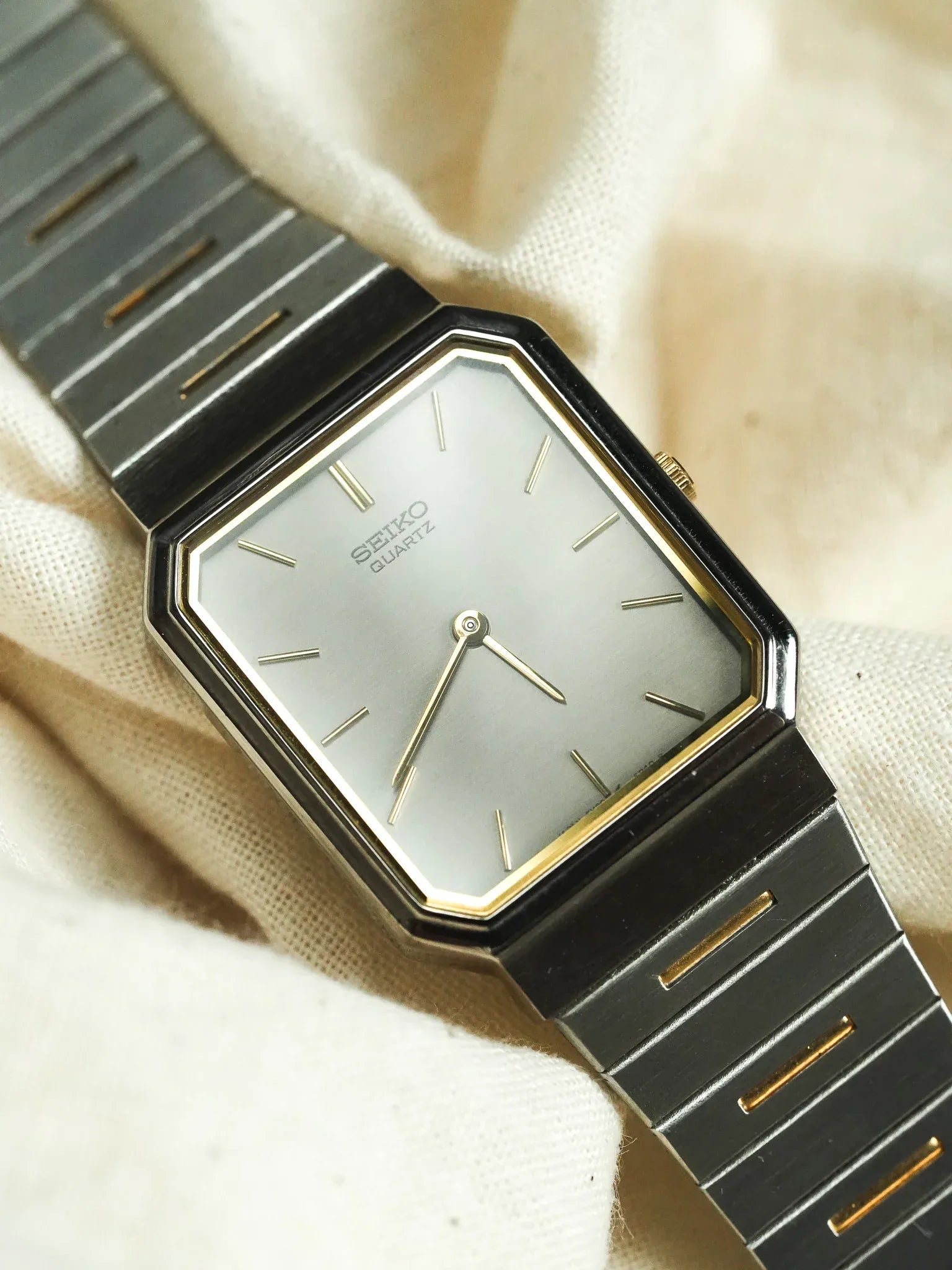 Seiko - Tank Royal Acier Gris Or bracelet intégré - 1997 - Atelier Victor