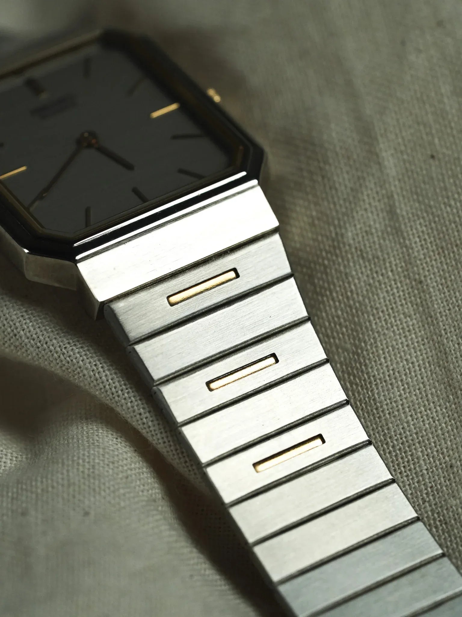 Seiko - Tank Royal Acier Gris Or bracelet intégré - 1997 - Atelier Victor