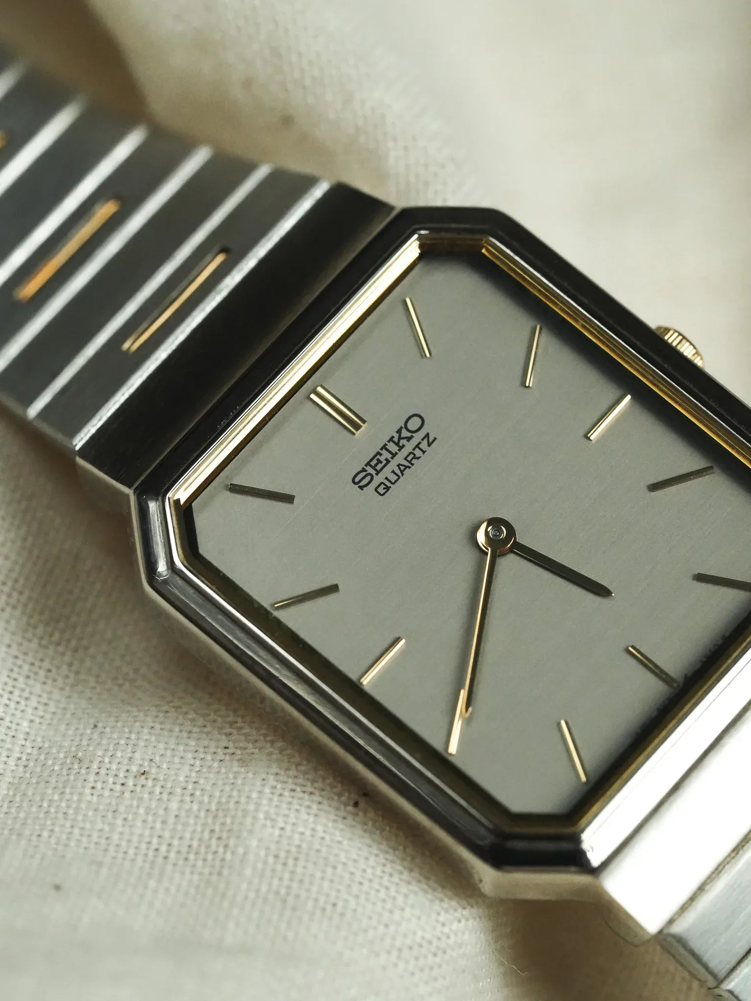 Seiko - Tank Royal Acier Gris Or bracelet intégré - 1997 - Atelier Victor