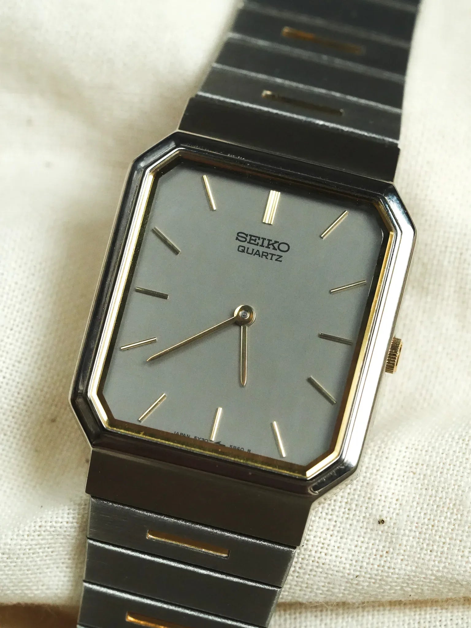Seiko - Tank Royal Acier Gris Or bracelet intégré - 1997 - Atelier Victor