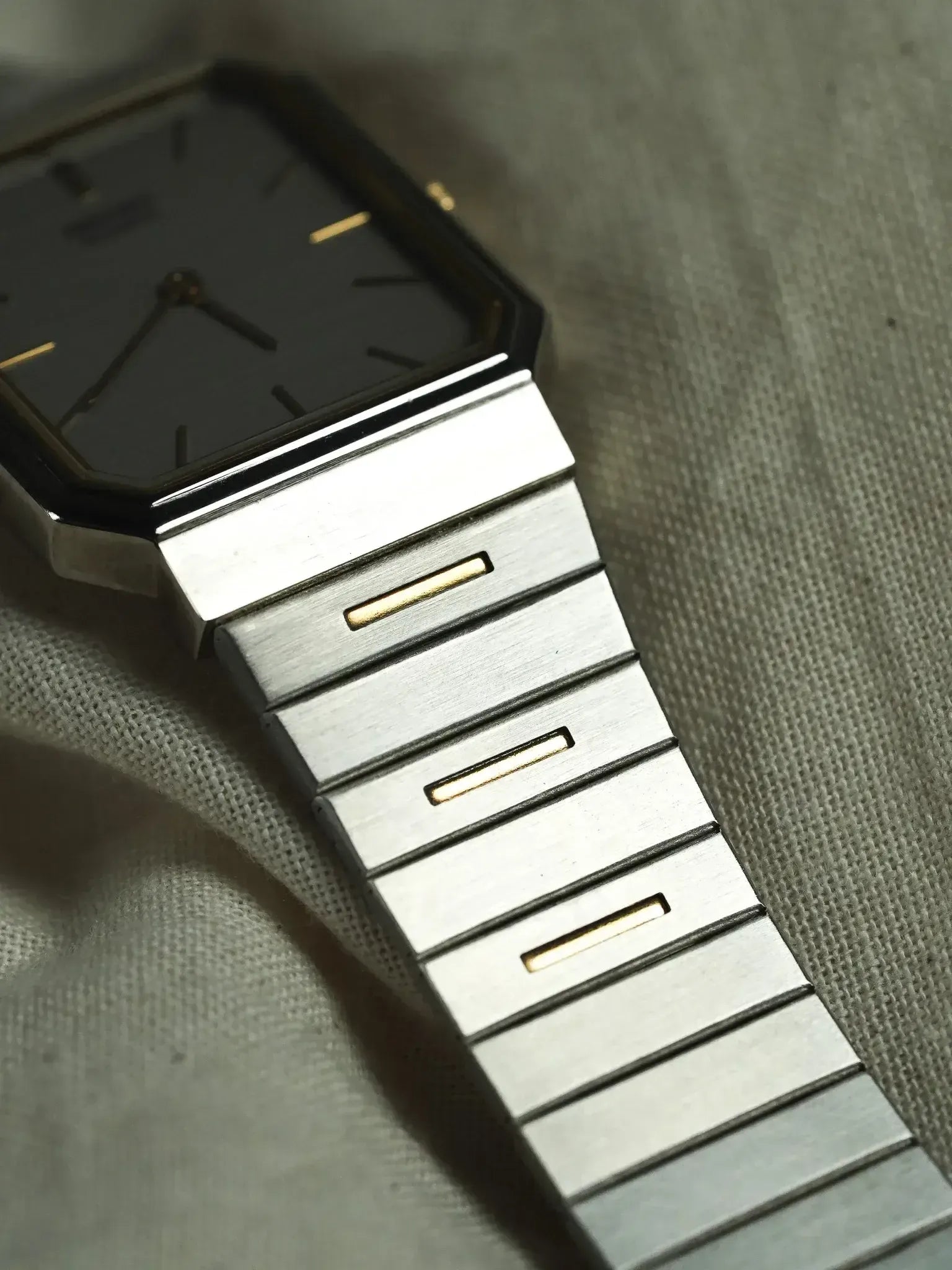 Seiko - Tank Royal Acier Gris Or bracelet intégré - 1997 - Atelier Victor