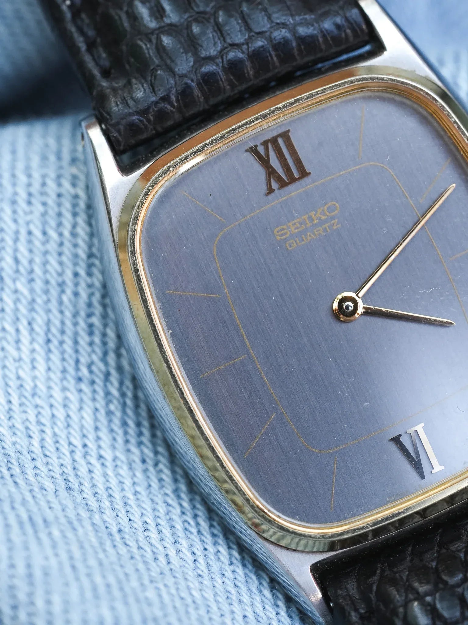 Seiko - Tonneau Acier Brossé Lunette dorée - 1981 - Atelier Victor