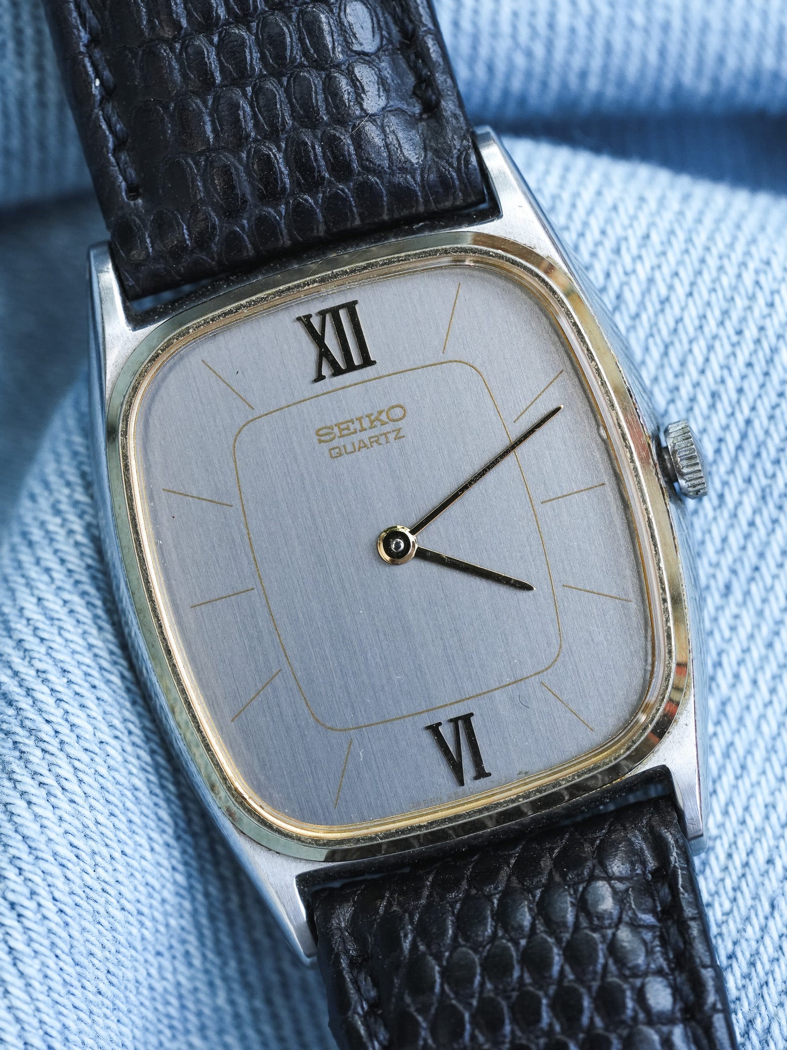 Seiko - Tonneau Acier Brossé Lunette dorée - 1981 - Atelier Victor - Vintage Shop