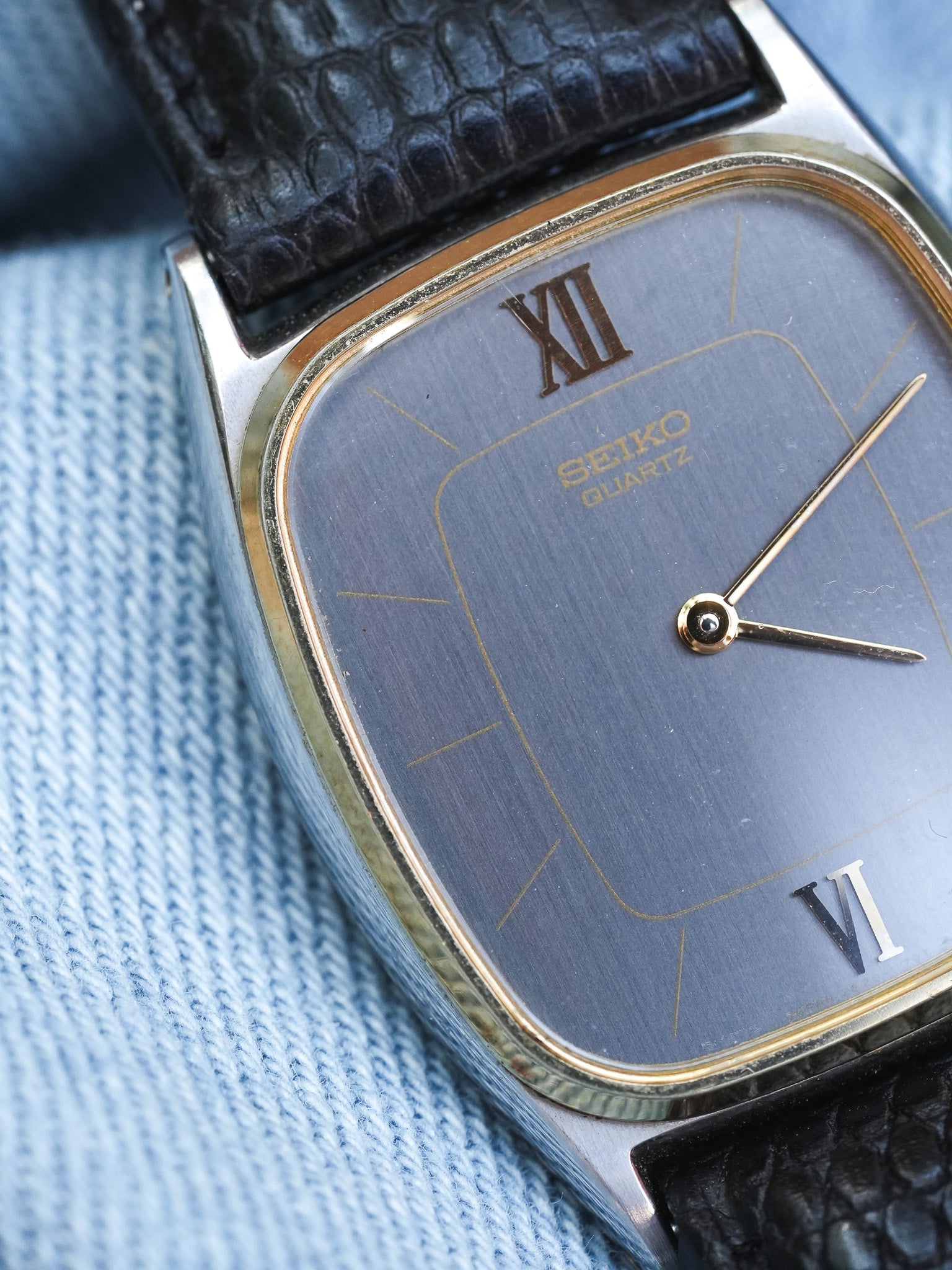 Seiko - Tonneau Acier Brossé Lunette dorée - 1981 - Atelier Victor - Vintage Shop