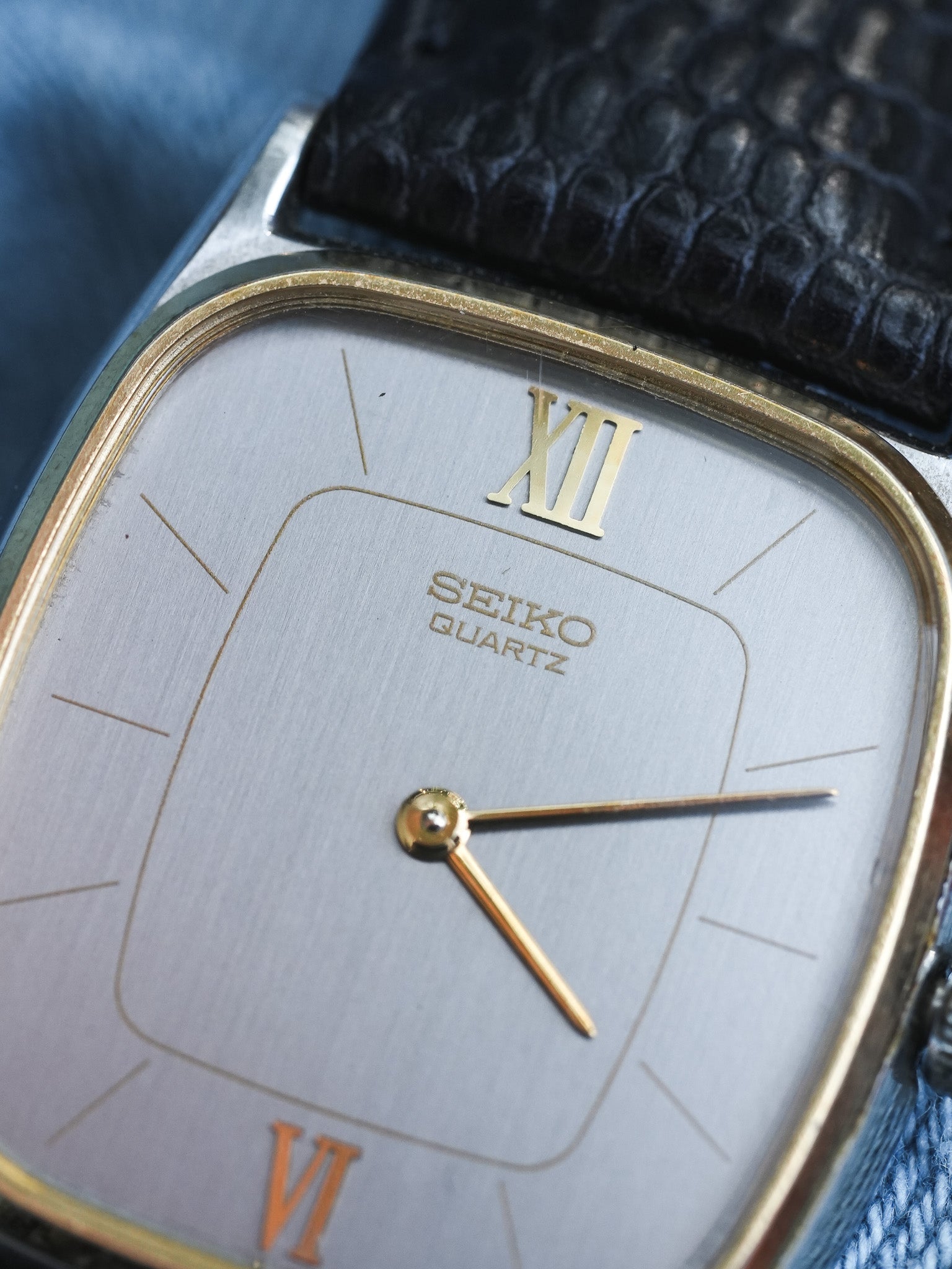 Seiko - Tonneau Acier Brossé Lunette dorée - 1981 - Atelier Victor - Vintage Shop