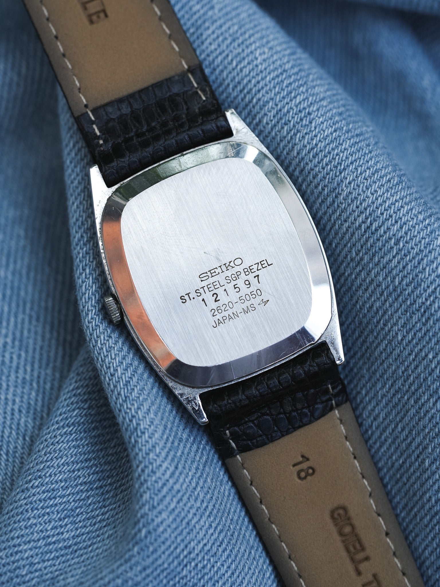 Seiko - Tonneau Acier Brossé Lunette dorée - 1981 - Atelier Victor - Vintage Shop