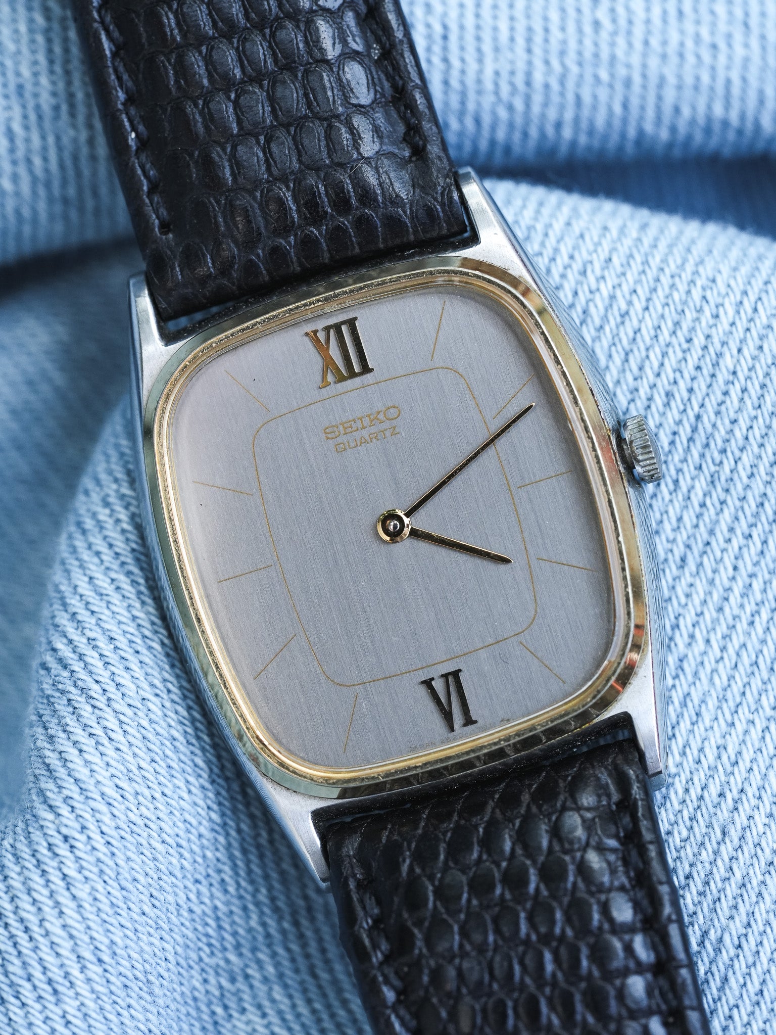 Seiko - Tonneau Acier Brossé Lunette dorée - 1981 - Atelier Victor - Vintage Shop