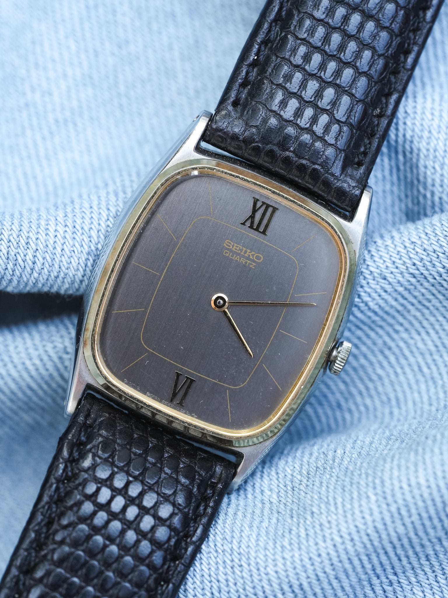 Seiko - Tonneau Acier Brossé Lunette dorée - 1981 - Atelier Victor - Vintage Shop