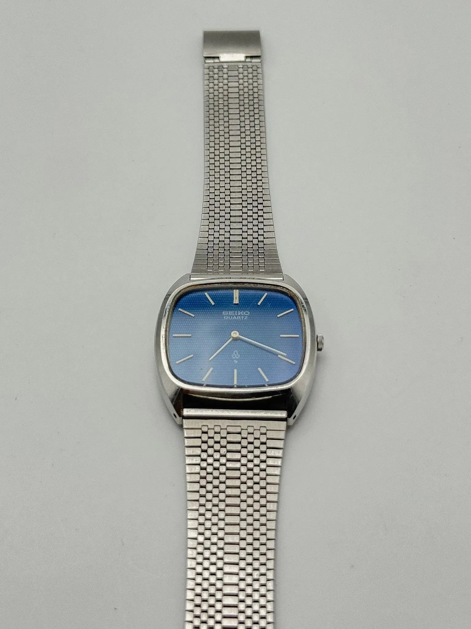 Seiko - Tonneau Nid d'Abeille Bleu - 1976 - Atelier Victor Paris - Vintage Watch Shop Dubai