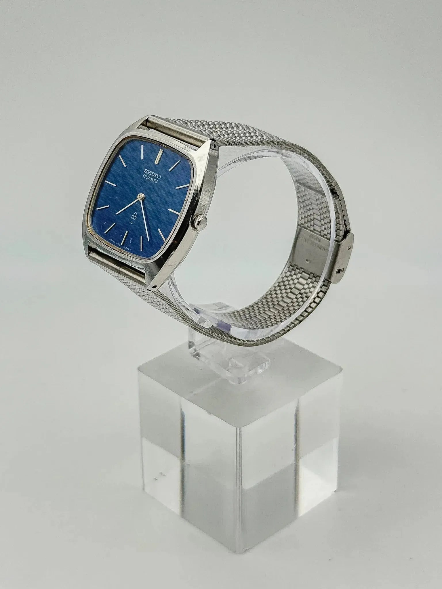 Seiko - Tonneau Nid d'Abeille Bleu - 1976 - Atelier Victor Paris - Vintage Watch Shop Dubai