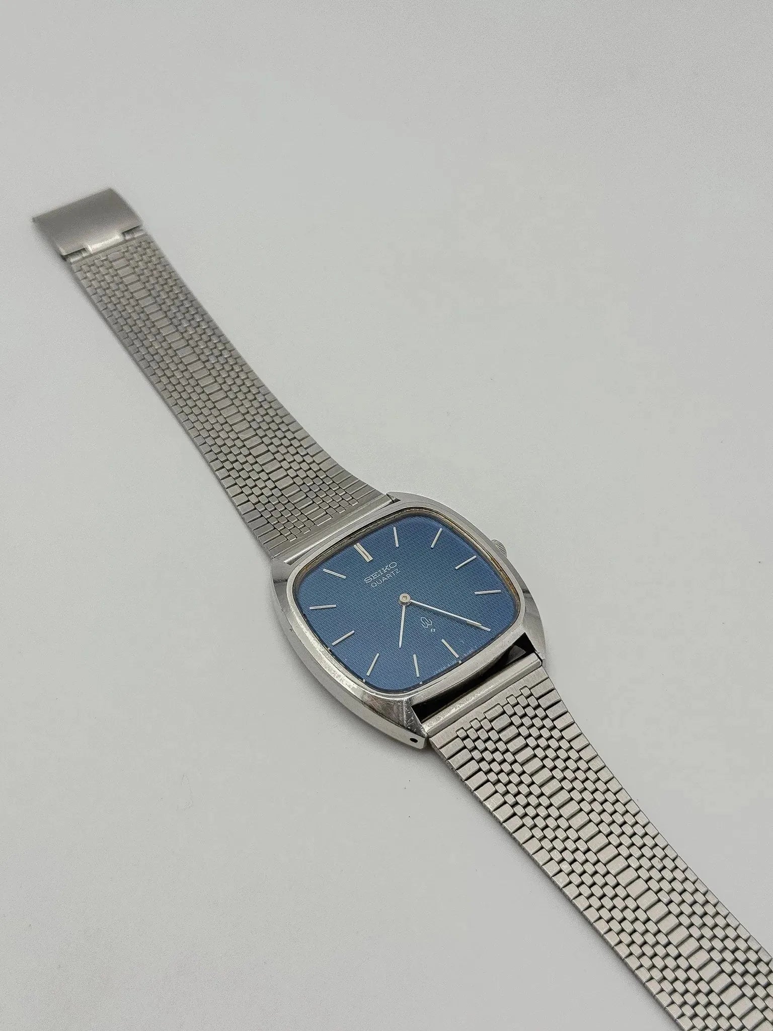 Seiko - Tonneau Nid d'Abeille Bleu - 1976 - Atelier Victor Paris - Vintage Watch Shop Dubai