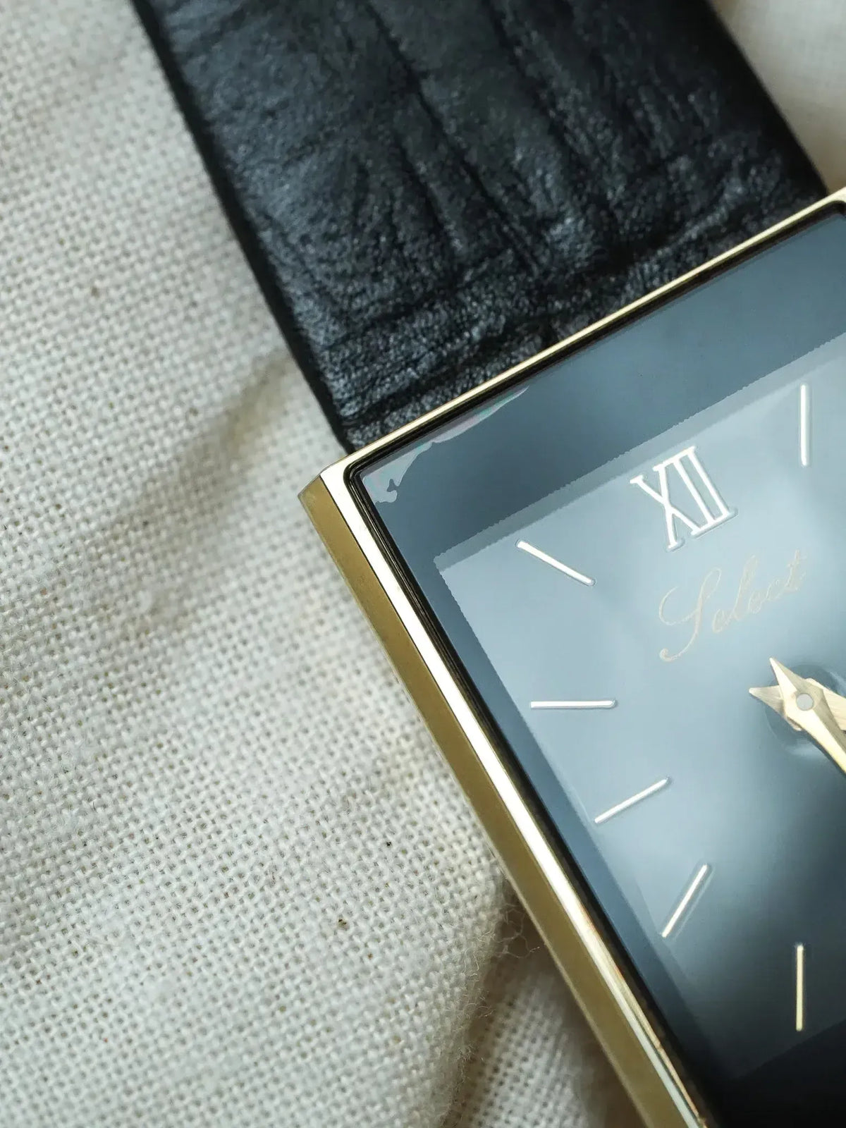 Montre Select vintage, boîtier doré, cadran gris foncé, bracelet cuir noir texturé