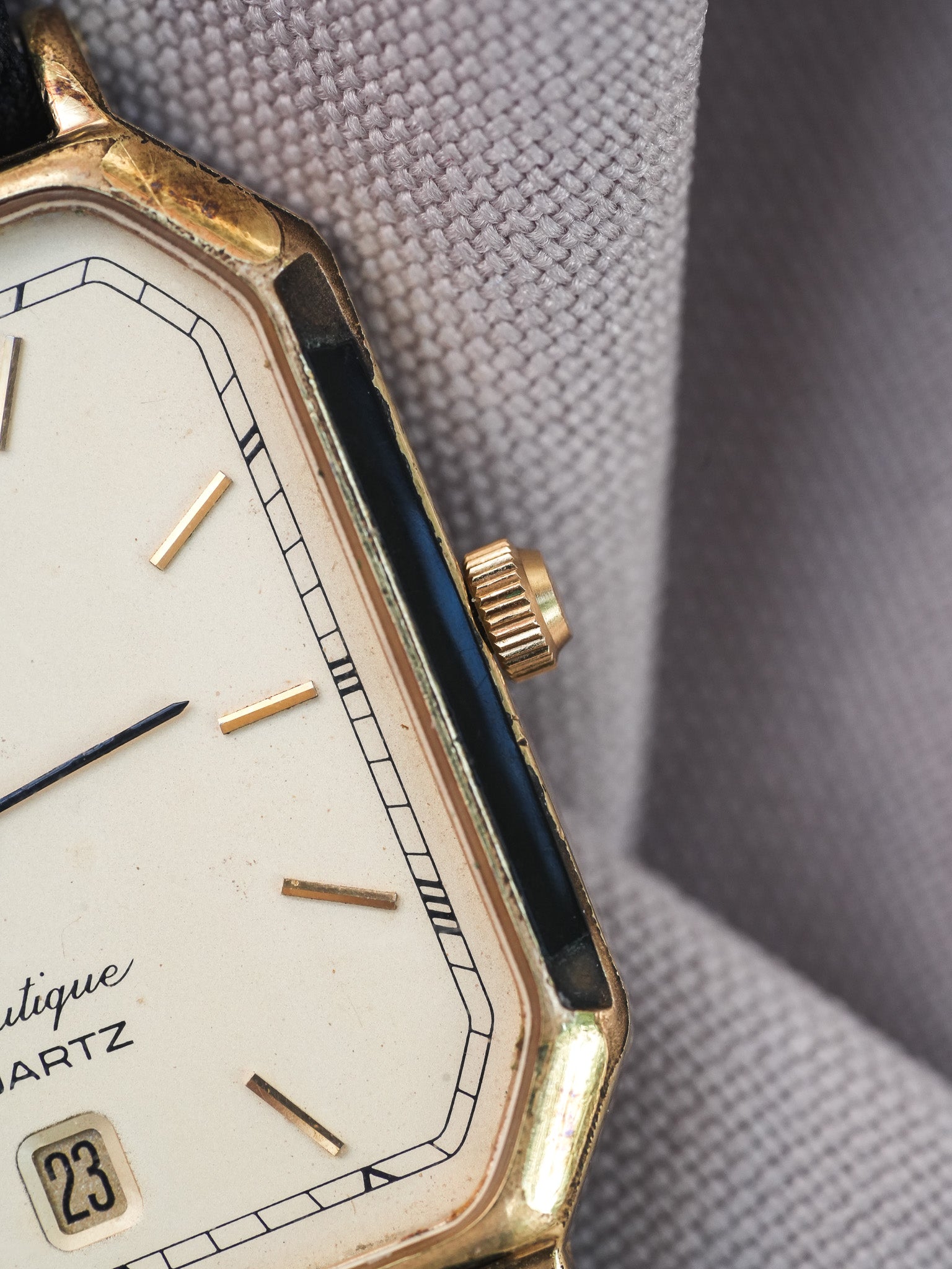 Tissot - Boulgone Octogonale Plaqué or laque noir - 1990s - Atelier Victor - Vintage Shop