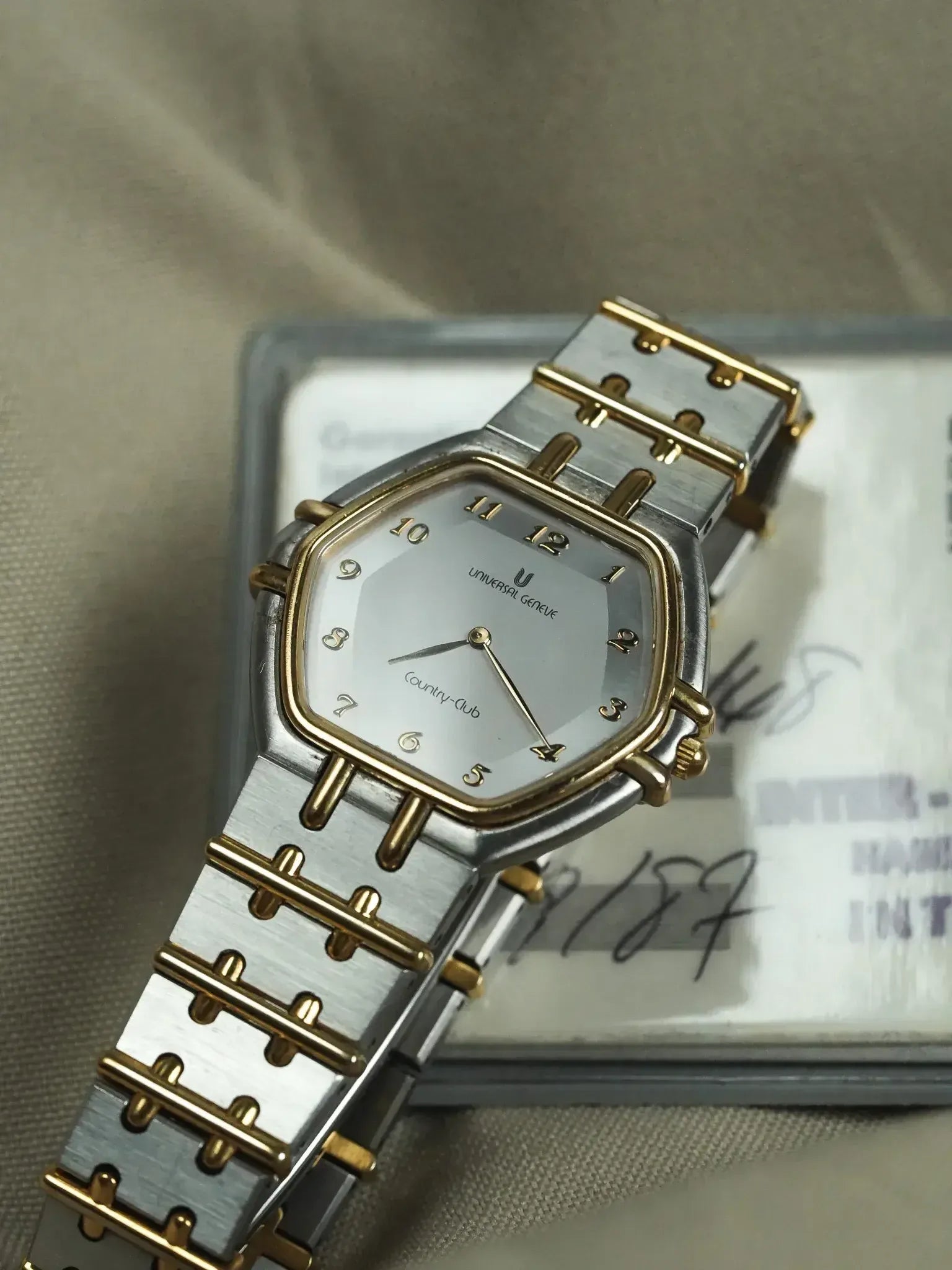 Universal Genève - 617.100 Country Club Acier Or Octogonale - Papier - 1987 - Atelier Victor