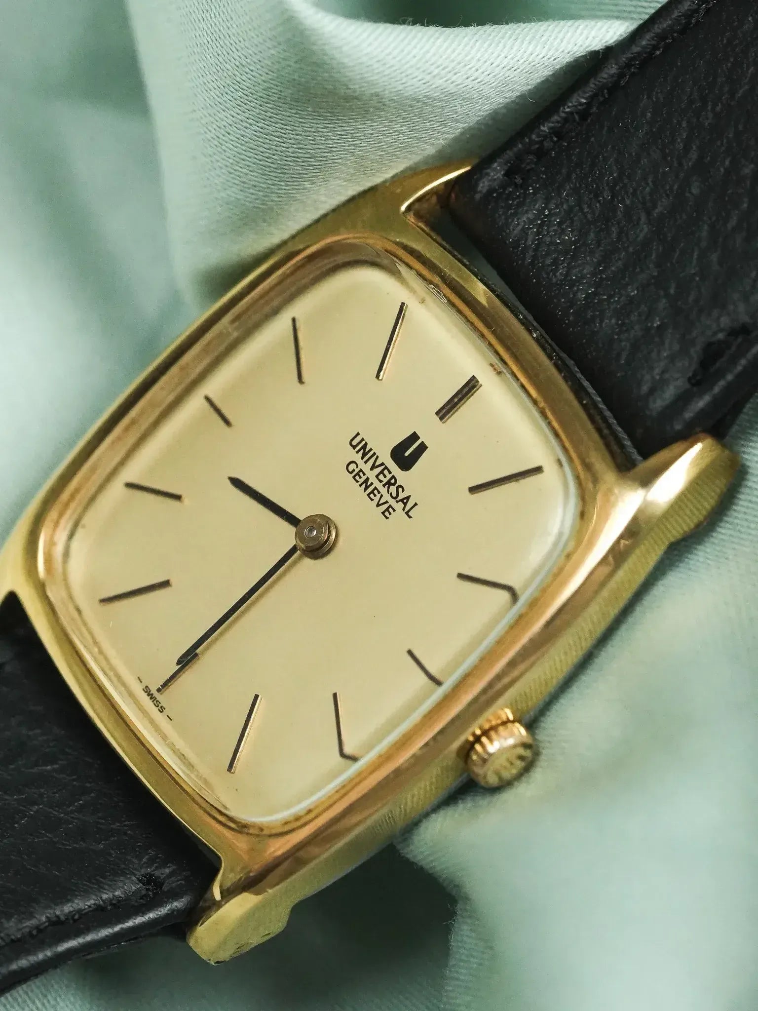 Universal Genève - Extra plate Manuel Tonneau Or - 1970s - Atelier Victor