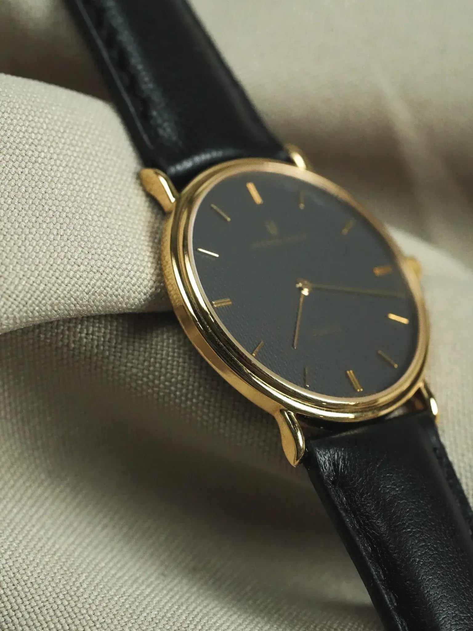 Universal Genève - Gris Guilloché Plaqué or - Papier - 1980s - Atelier Victor