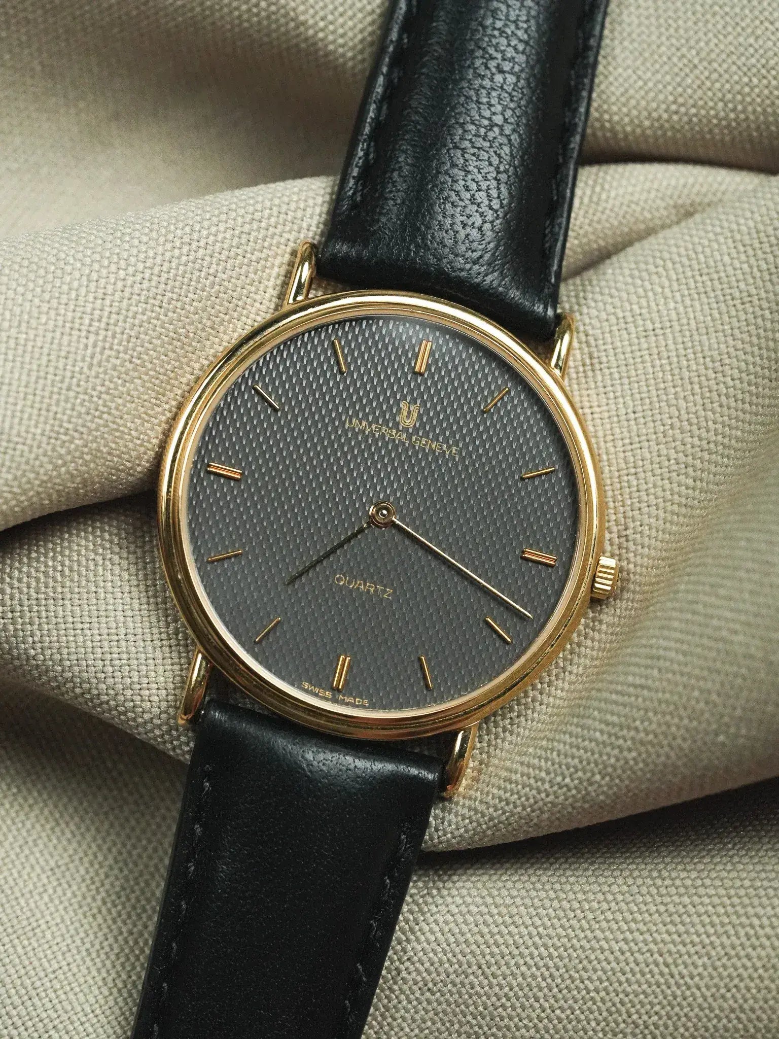 Universal Genève - Gris Guilloché Plaqué or - Papier - 1980s - Atelier Victor