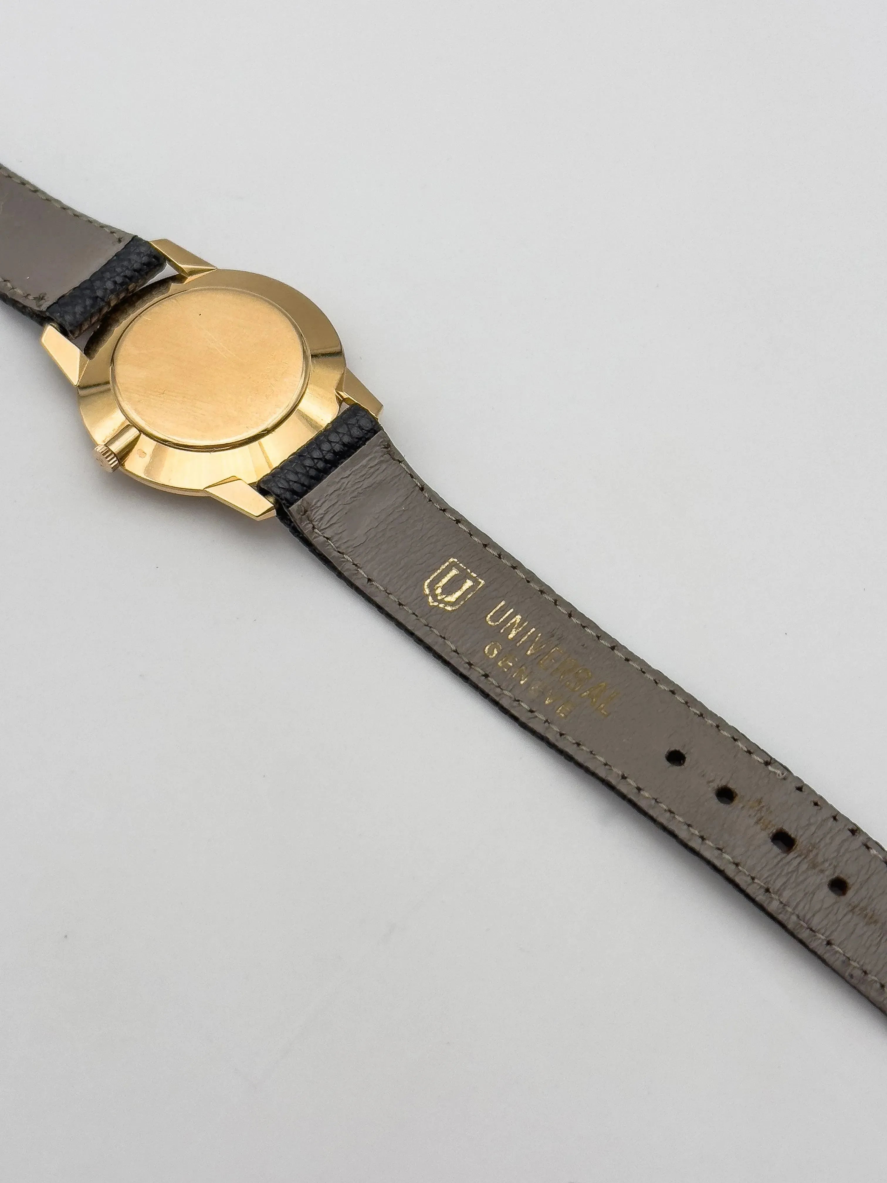 Universal Genève - Montre habillée extra plate en or rose 18K - 1964 - Atelier Victor