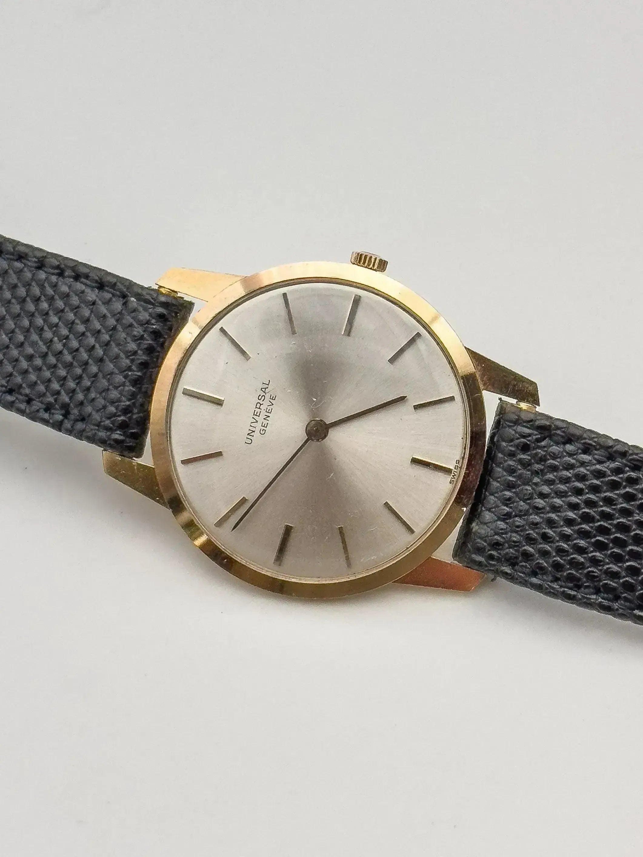Universal Genève - Montre habillée extra plate en or rose 18K - 1964 - Atelier Victor