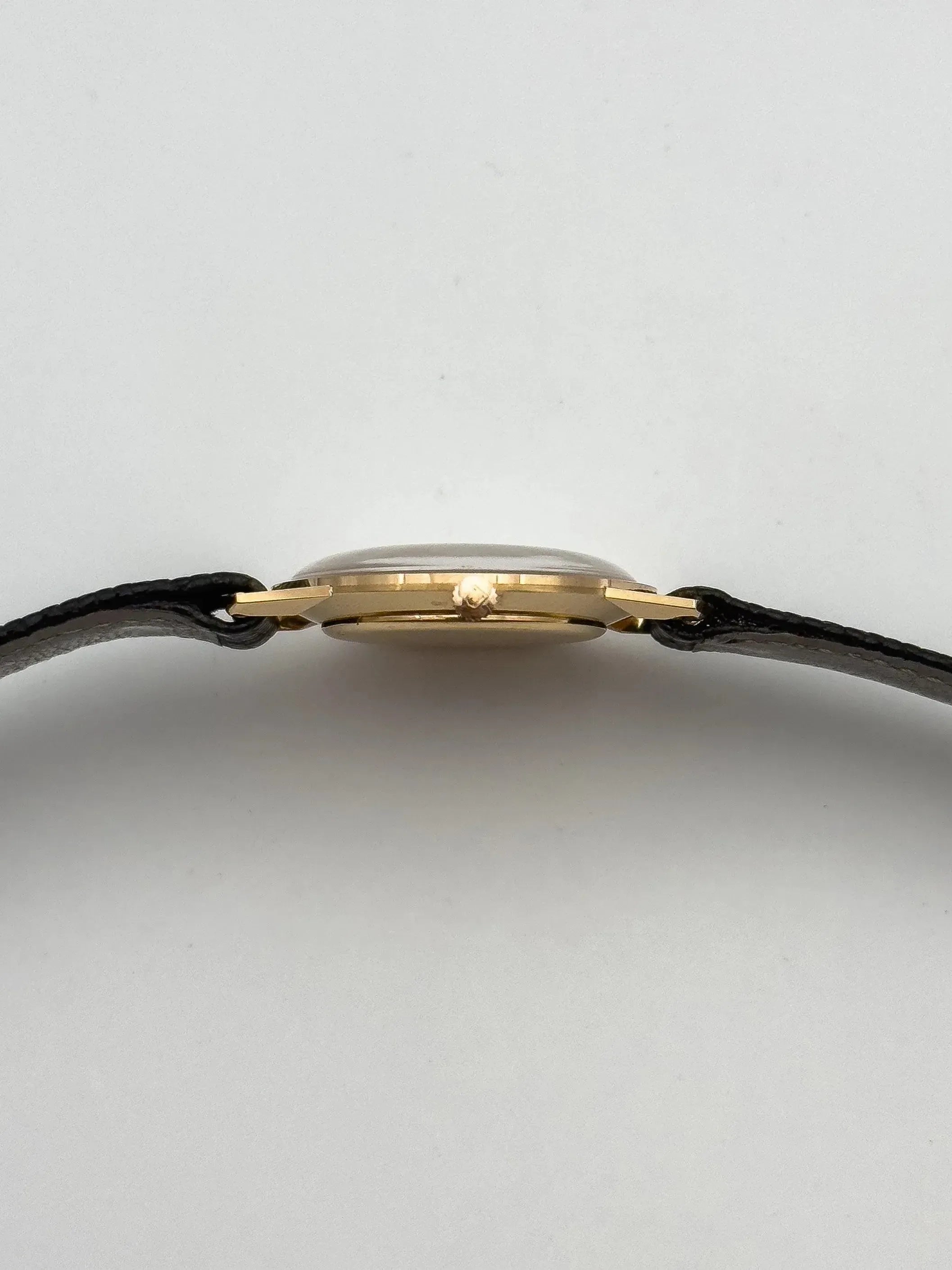 Universal Genève - Montre habillée extra plate en or rose 18K - 1964 - Atelier Victor