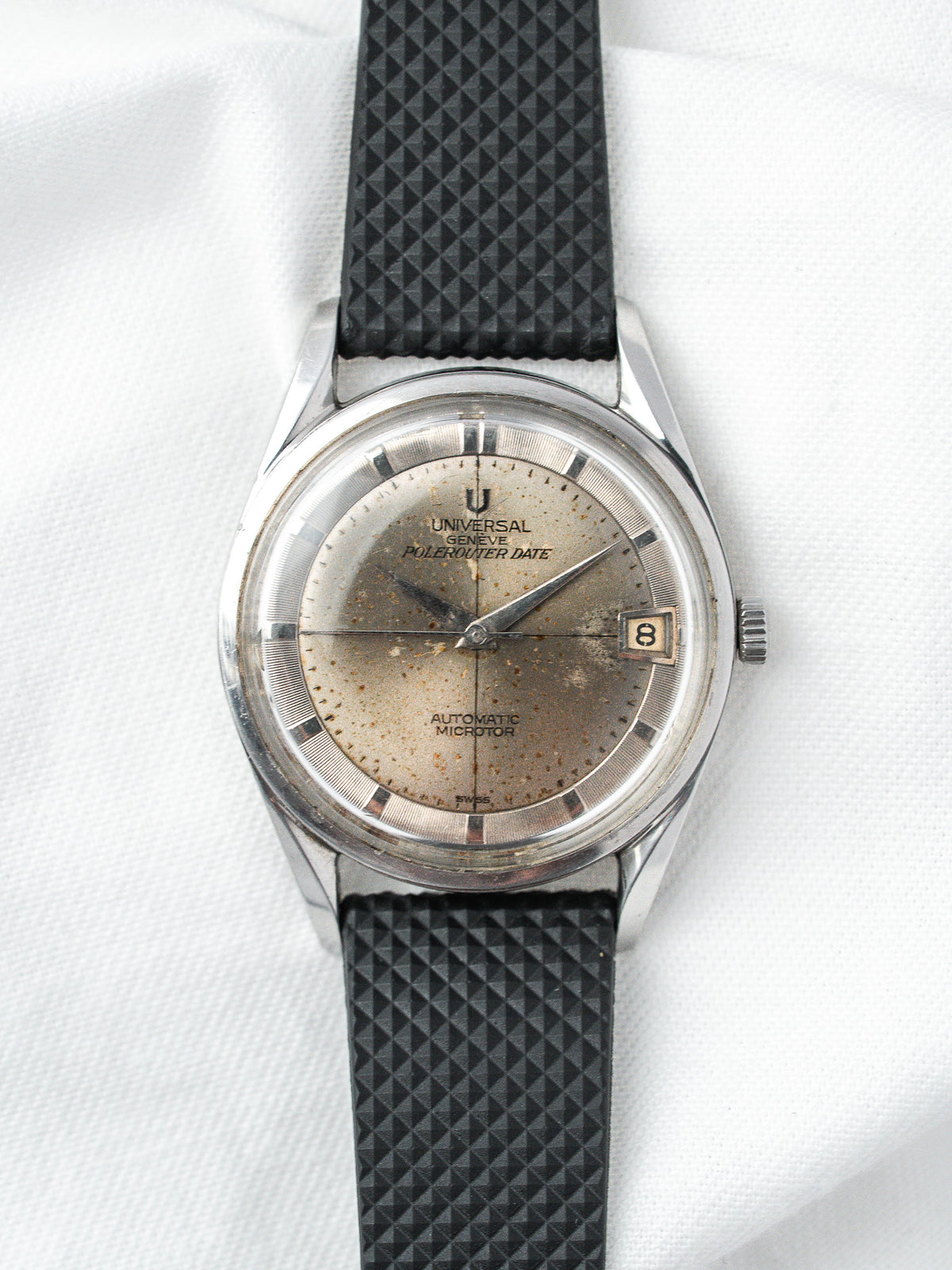 Montre Universal Genève Polerouter Date vintage, cadran patiné, bracelet caoutchouc noir texturé