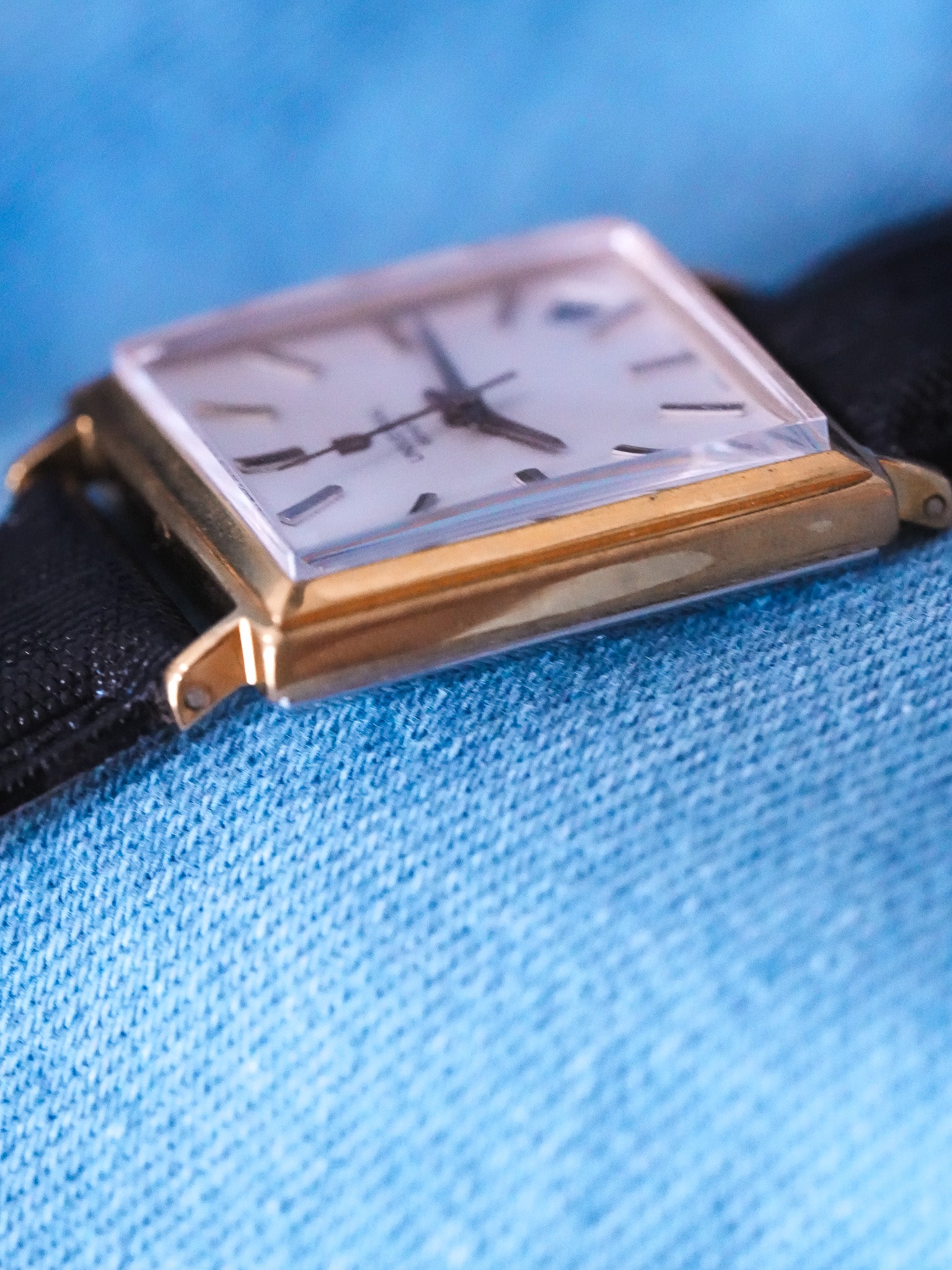 Universal Genève - Tank Carrée Date 5h Plaqué or - 1960s - Atelier Victor - Vintage Shop