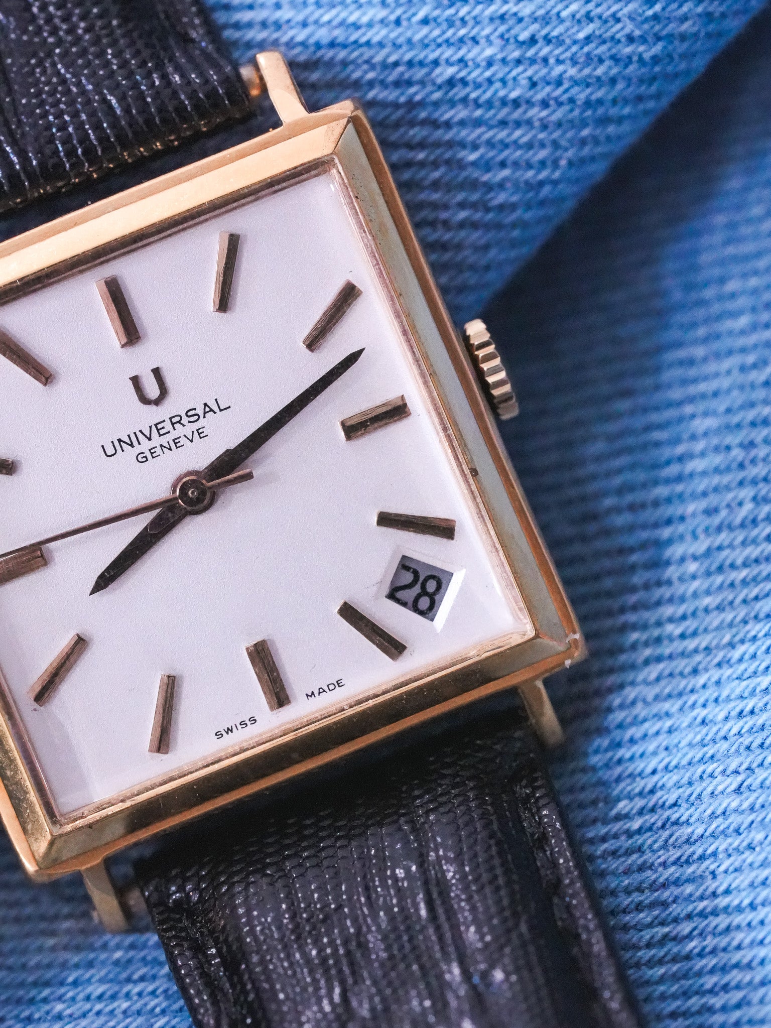 Universal Genève - Tank Carrée Date 5h Plaqué or - 1960s - Atelier Victor - Vintage Shop
