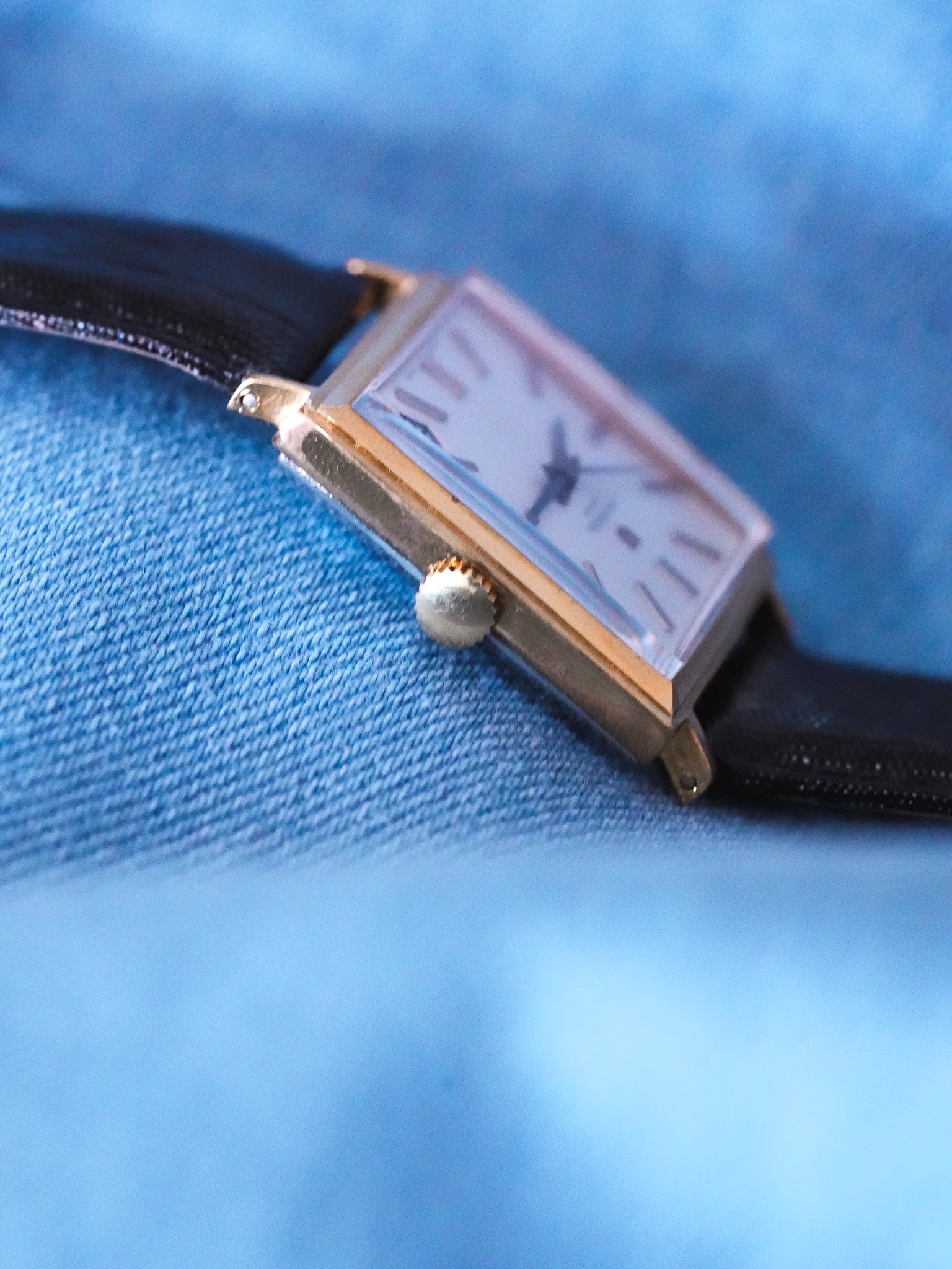 Universal Genève - Tank Carrée Date 5h Plaqué or - 1960s - Atelier Victor - Vintage Shop