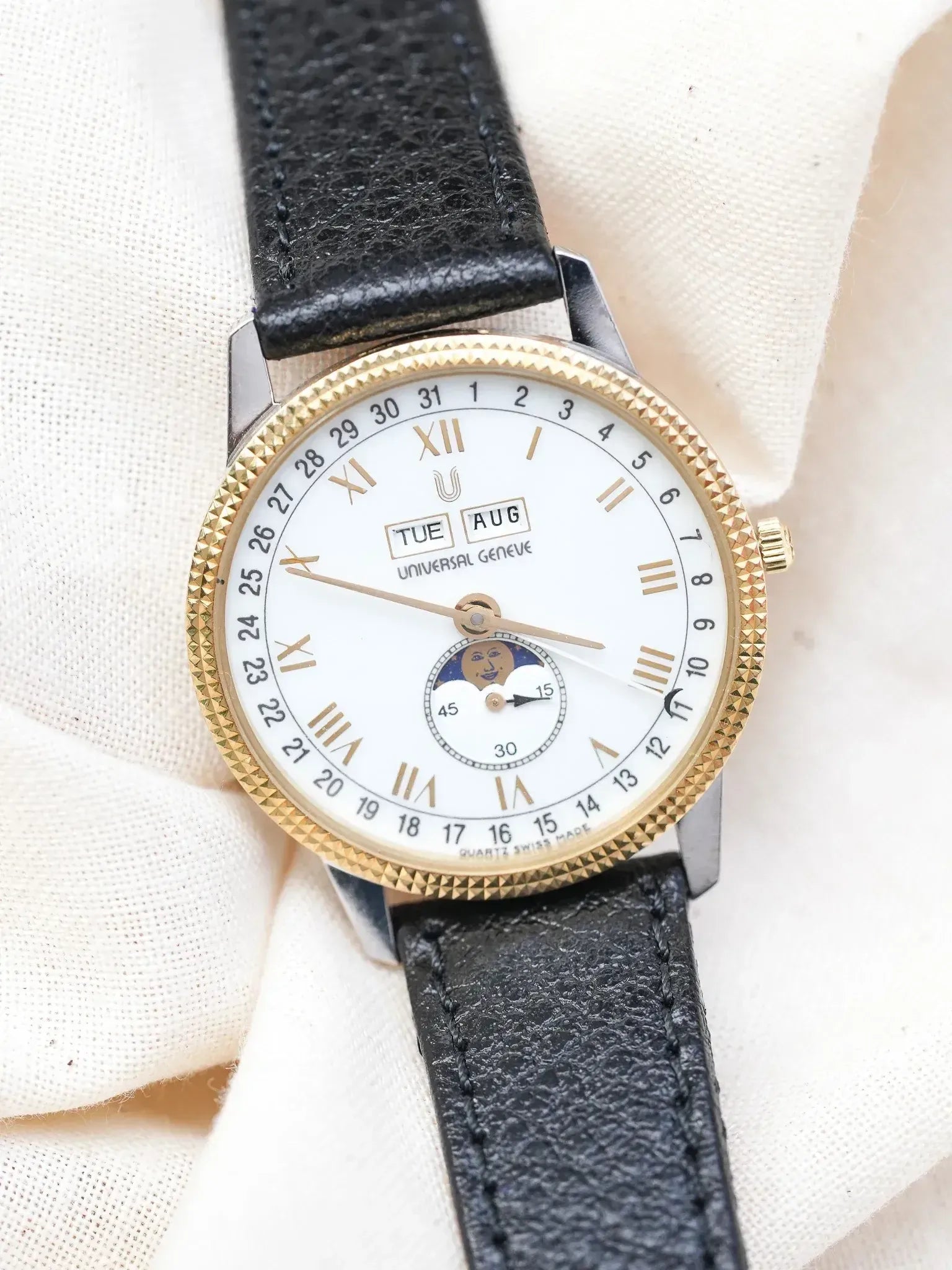 Universal Genève - Triple Calendar Phase de lune acier lunette guillochée or 18k - 1990s - Atelier Victor