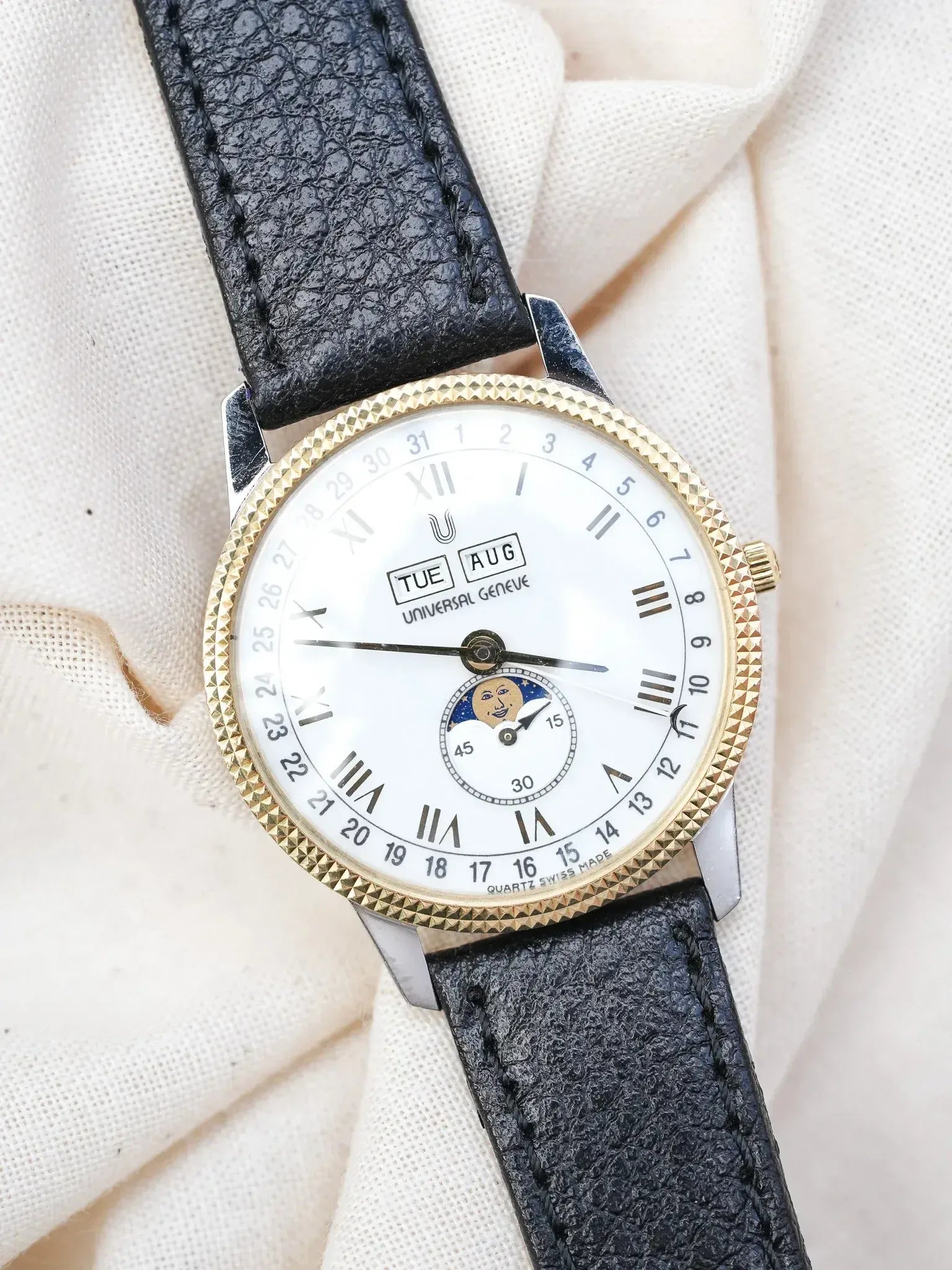 Universal Genève - Triple Calendar Phase de lune acier lunette guillochée or 18k - 1990s - Atelier Victor