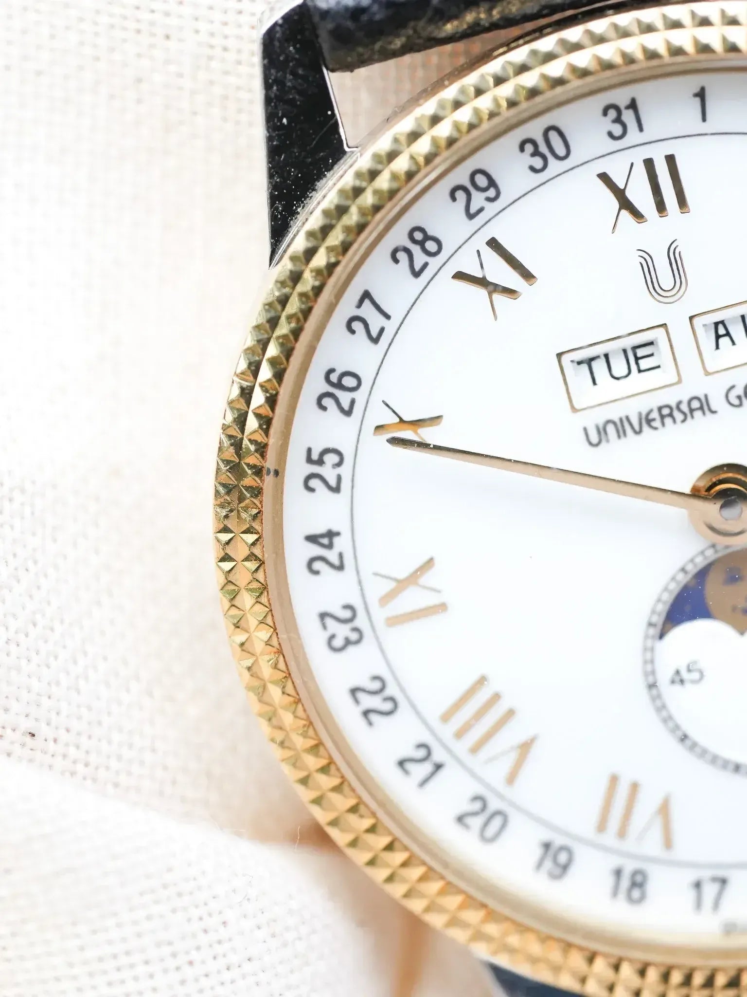 Universal Genève - Triple Calendar Phase de lune acier lunette guillochée or 18k - 1990s - Atelier Victor