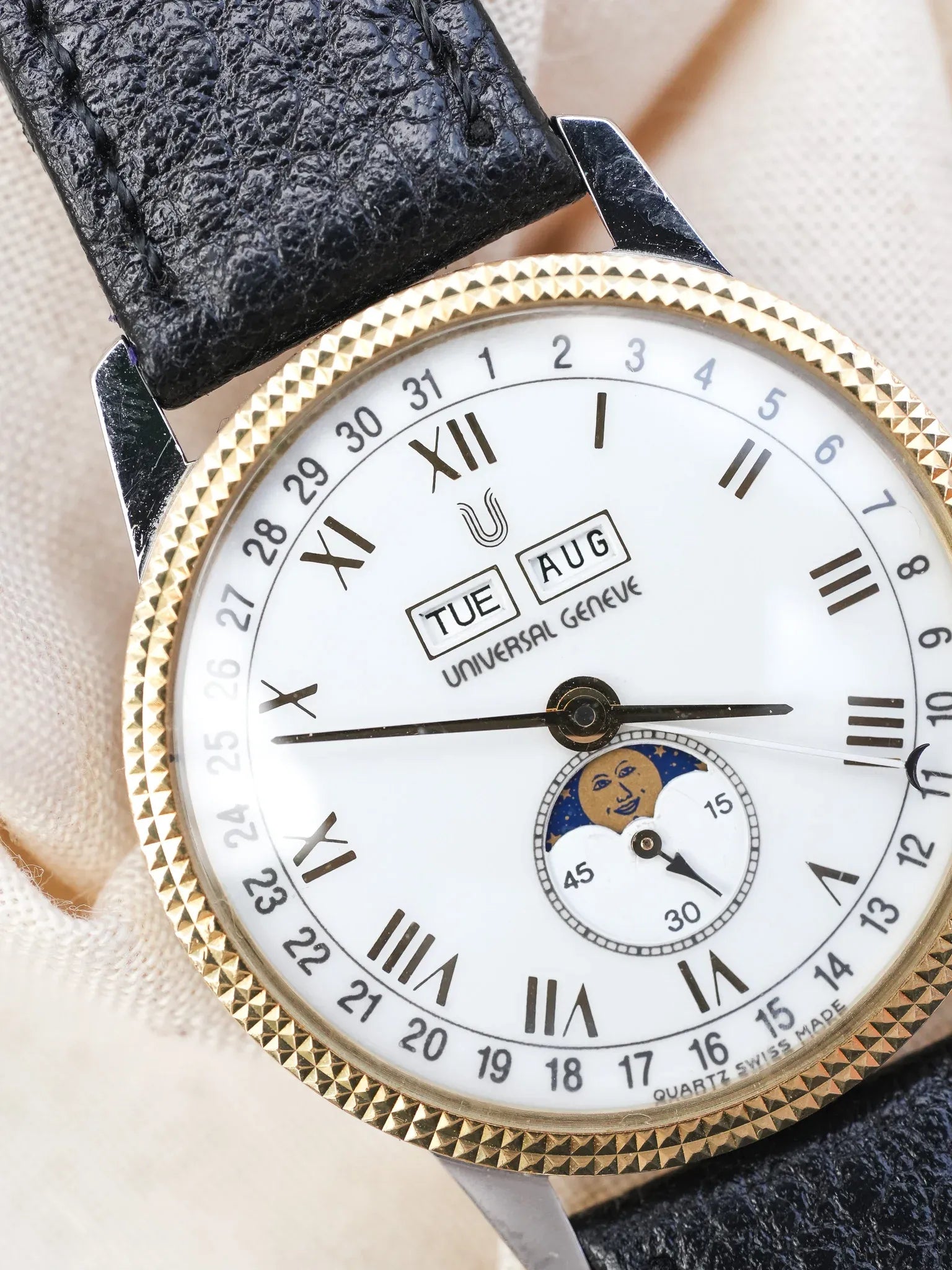 Universal Genève - Triple Calendar Phase de lune acier lunette guillochée or 18k - 1990s - Atelier Victor