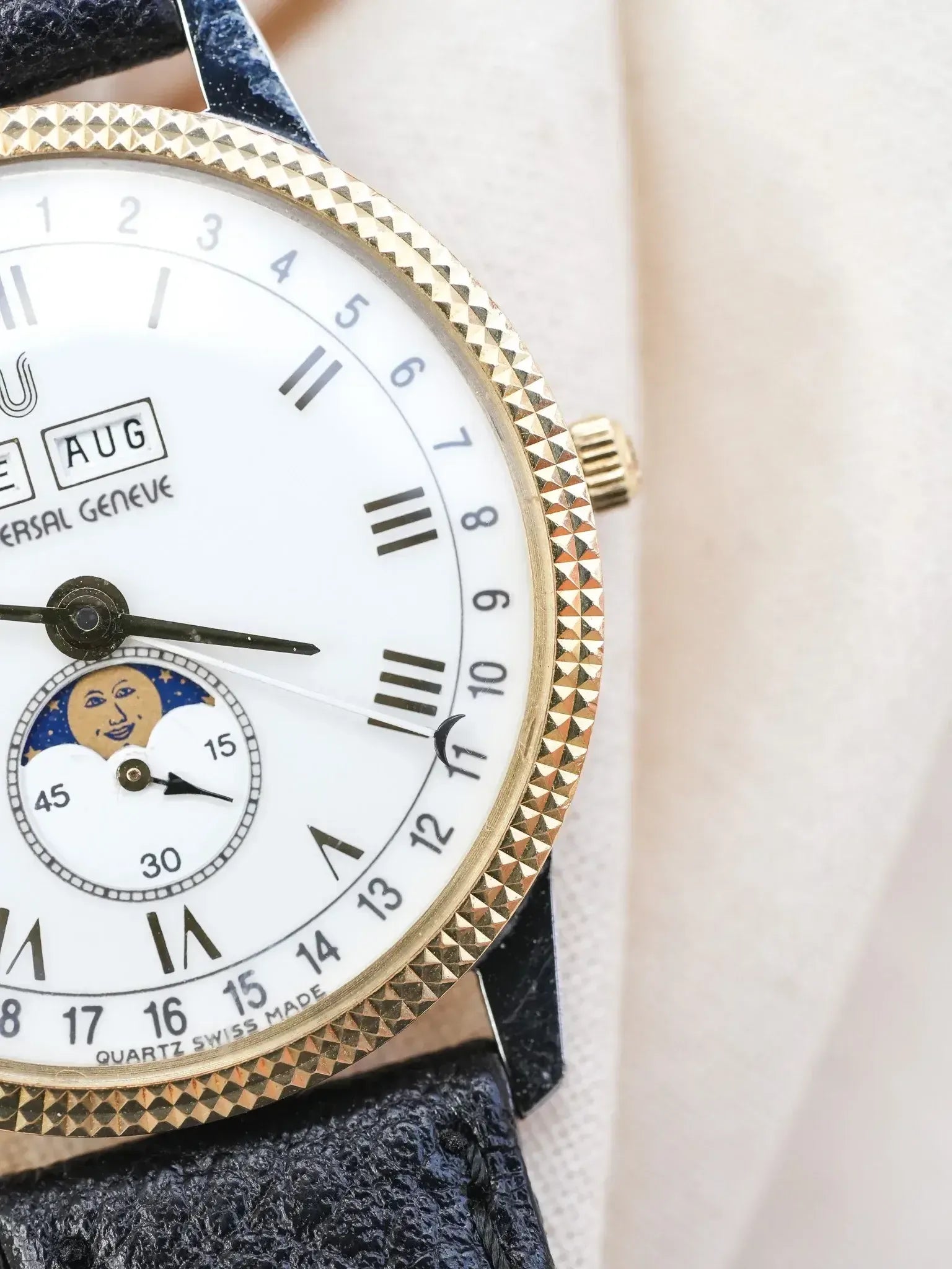 Universal Genève - Triple Calendar Phase de lune acier lunette guillochée or 18k - 1990s - Atelier Victor