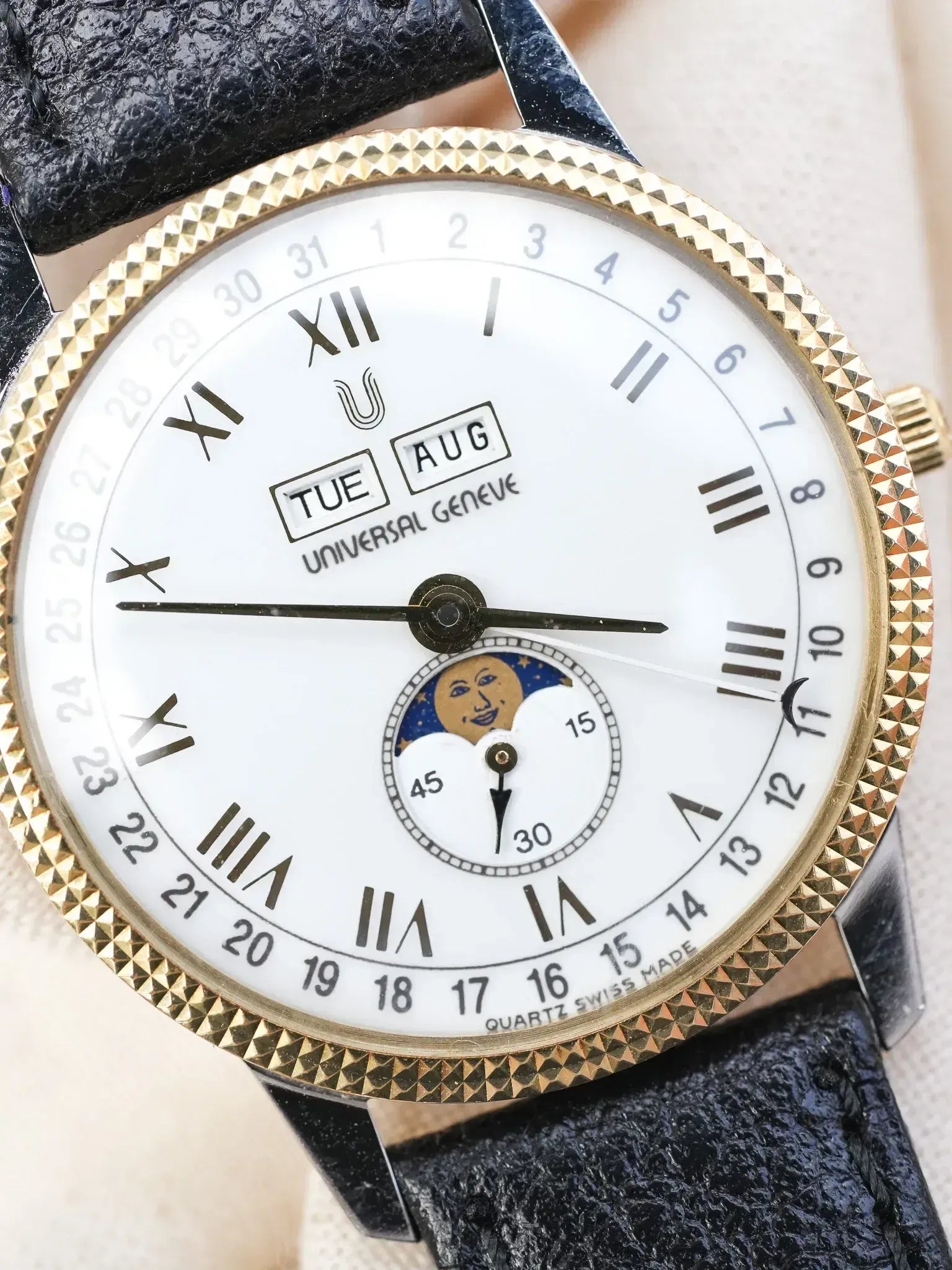 Universal Genève - Triple Calendar Phase de lune acier lunette guillochée or 18k - 1990s - Atelier Victor