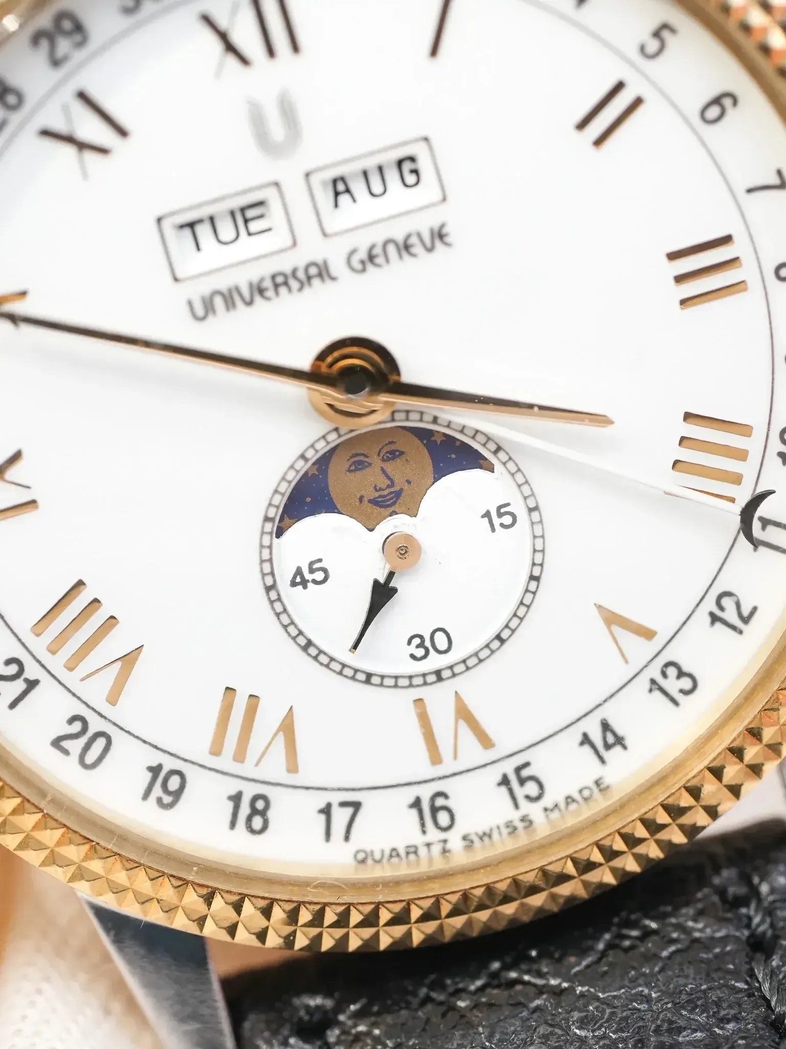 Universal Genève - Triple Calendar Phase de lune acier lunette guillochée or 18k - 1990s - Atelier Victor