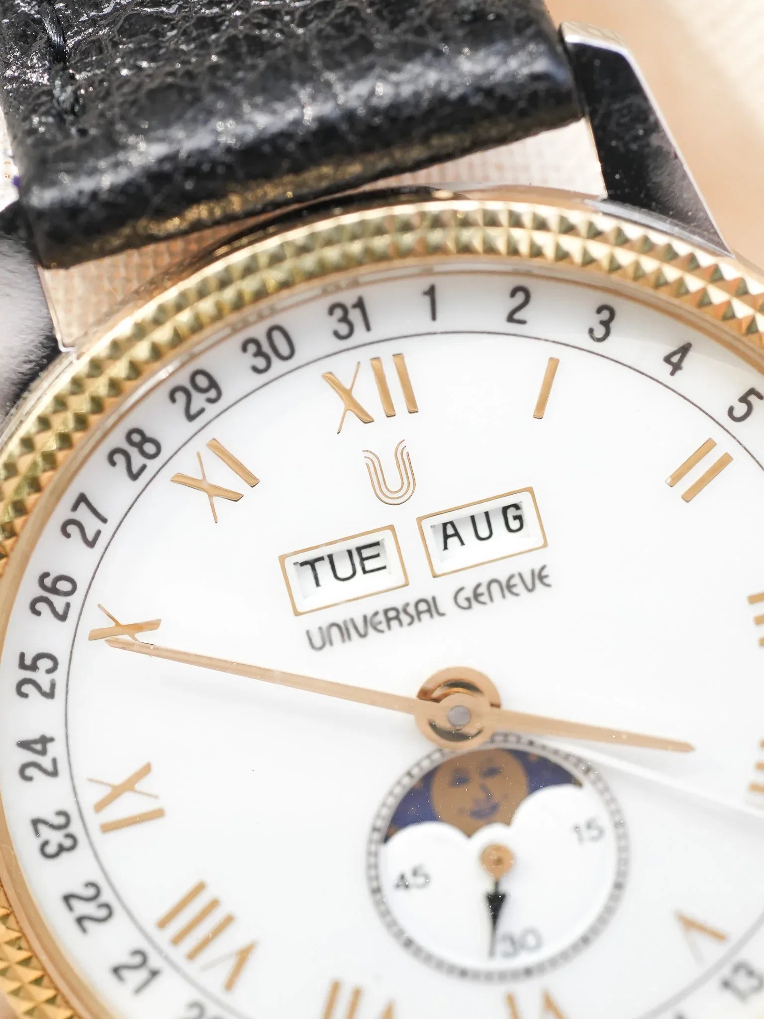 Universal Genève - Triple Calendar Phase de lune acier lunette guillochée or 18k - 1990s - Atelier Victor - Vintage Shop