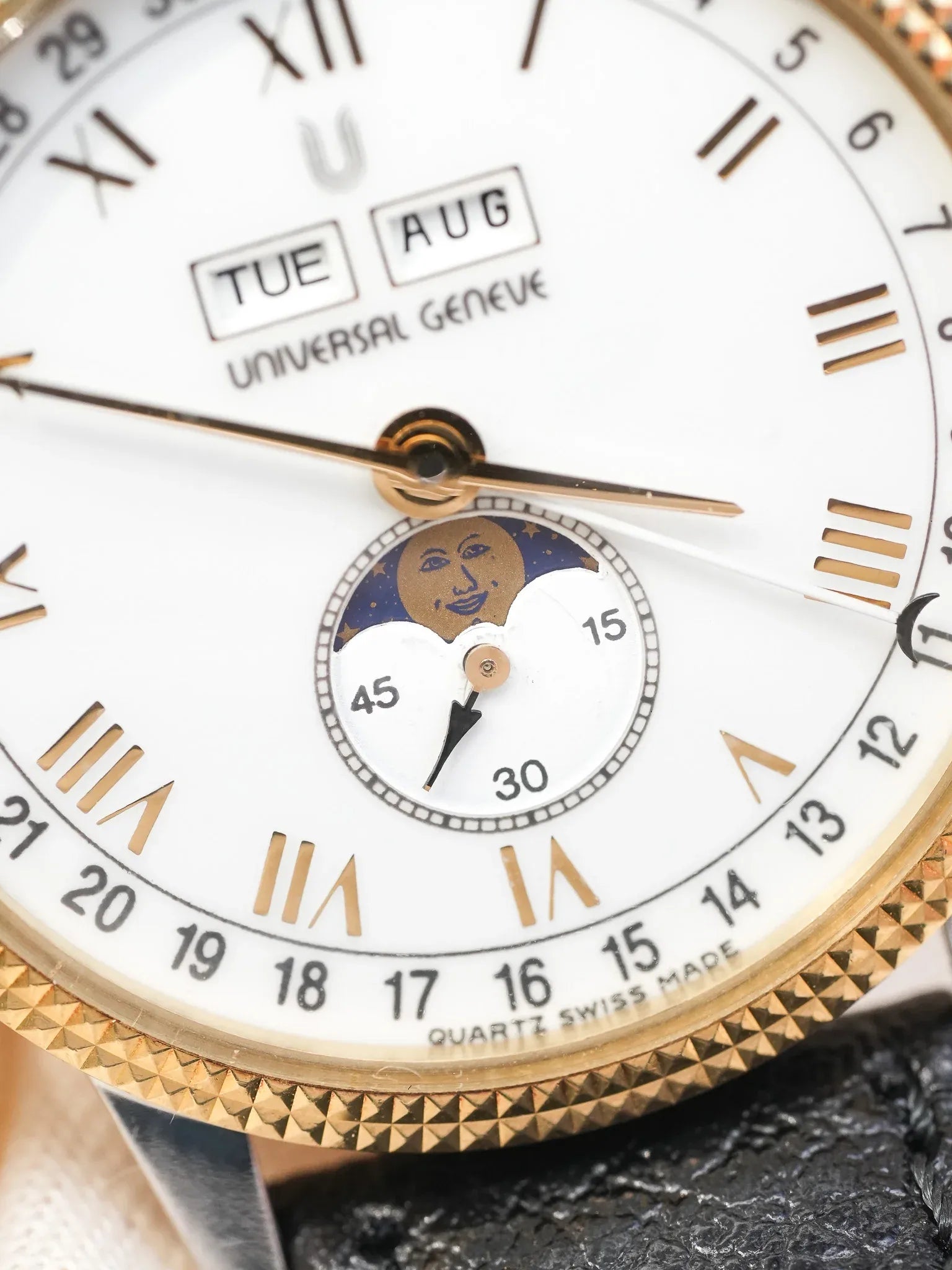 Universal Genève - Triple Calendar Phase de lune acier lunette guillochée or 18k - 1990s - Atelier Victor - Vintage Shop