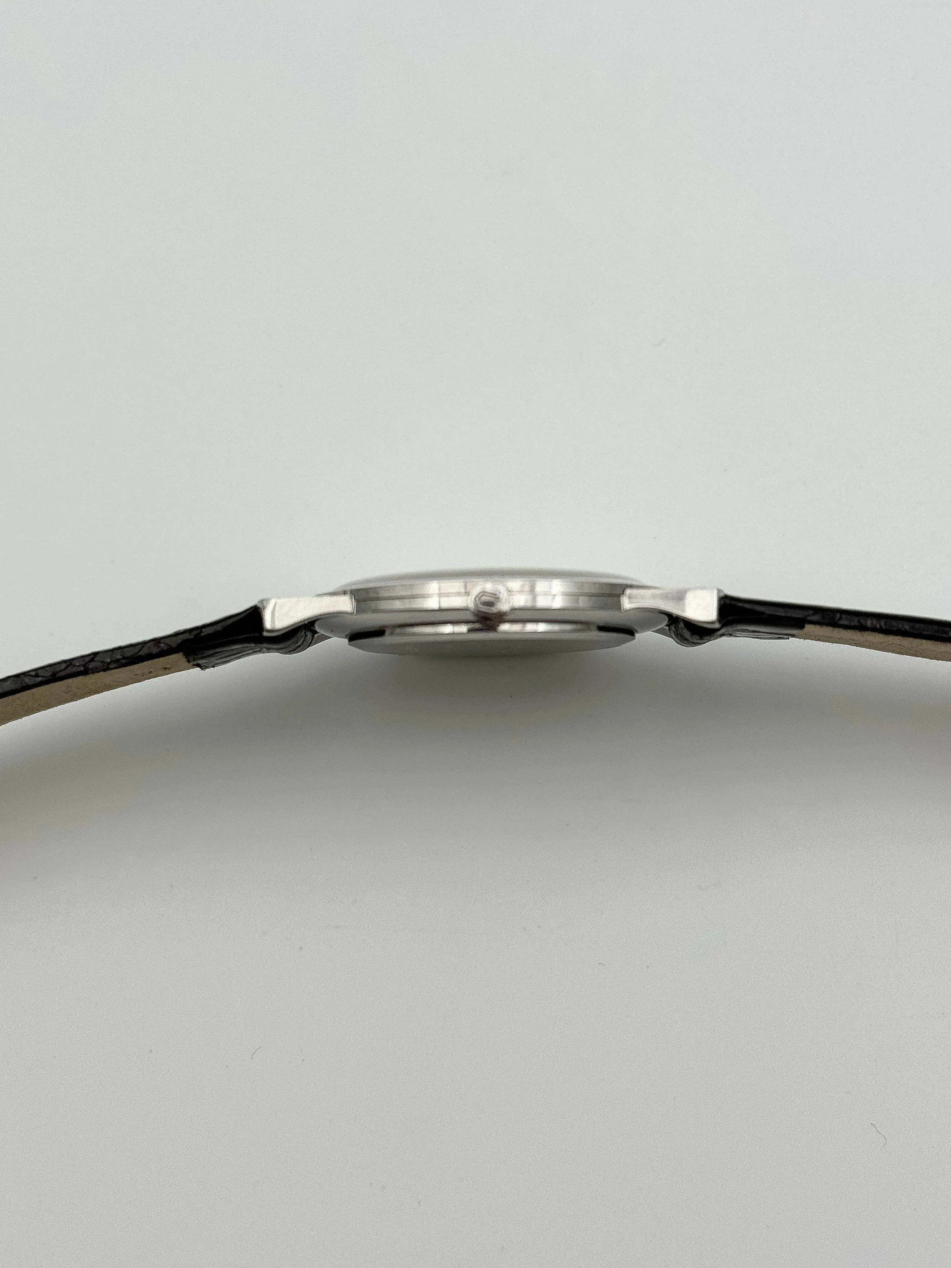 Universal Genève - Ultra plat Cadra Romain Cadran Blanc - 1970s - Atelier Victor Paris - Vintage Watch Shop Dubai