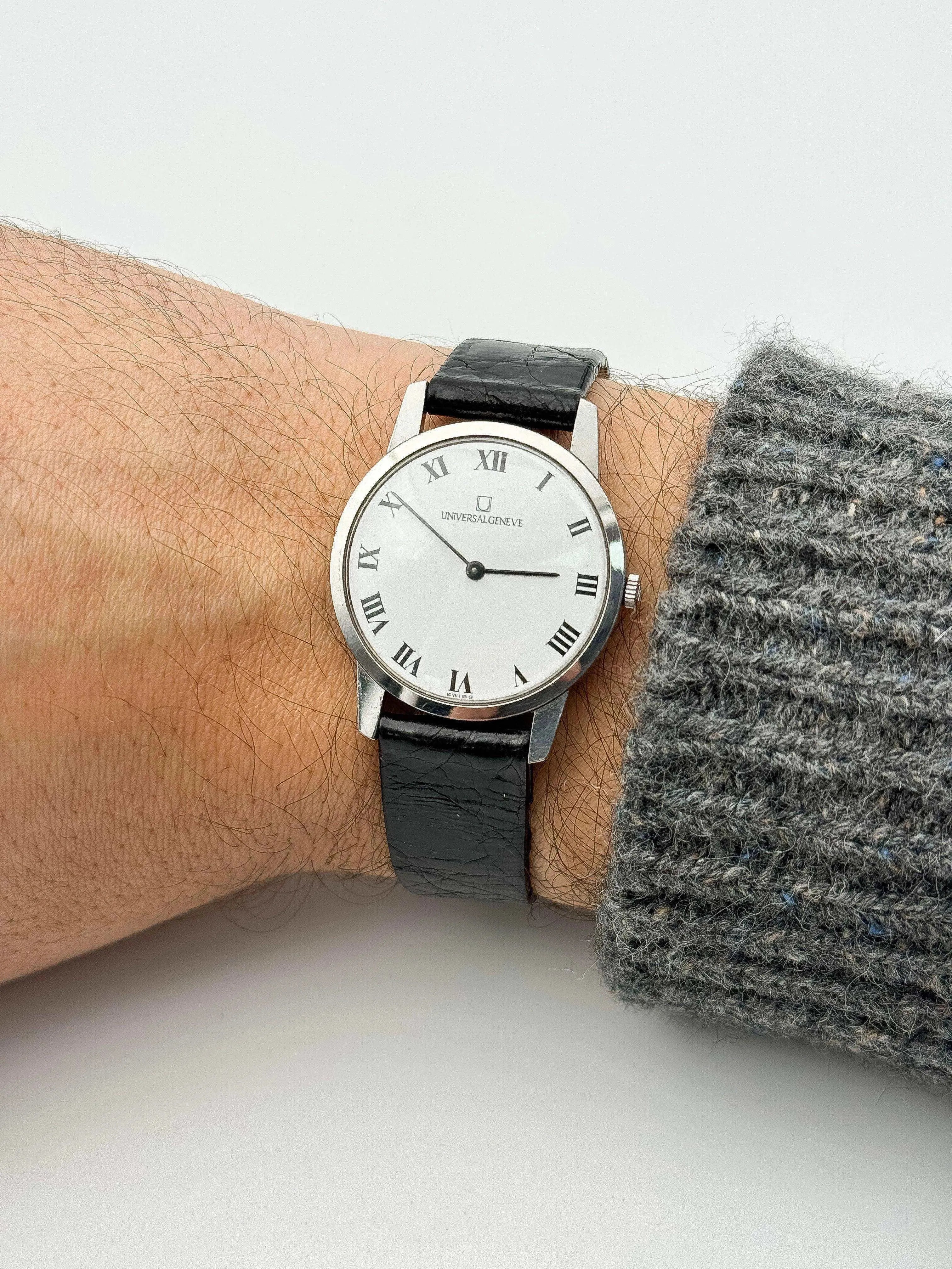 Universal Genève - Ultra plat Cadra Romain Cadran Blanc - 1970s - Atelier Victor Paris - Vintage Watch Shop Dubai