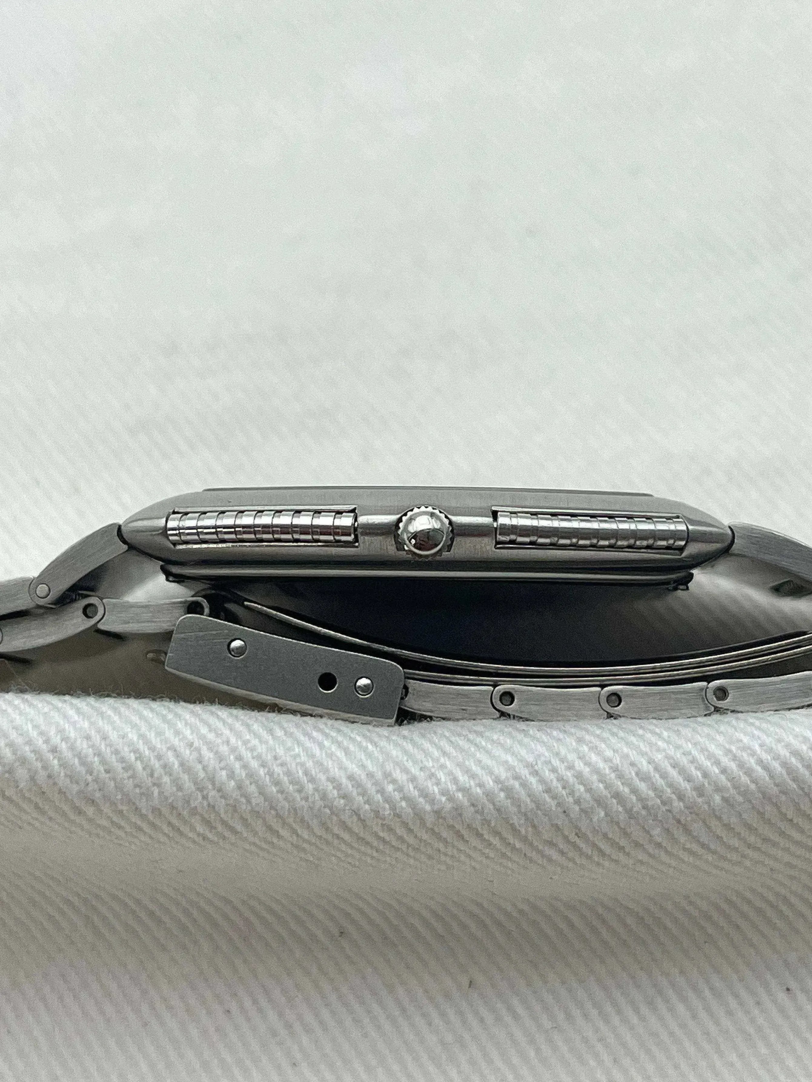 Universal Genève - White Shadow - 1970s - Atelier Victor