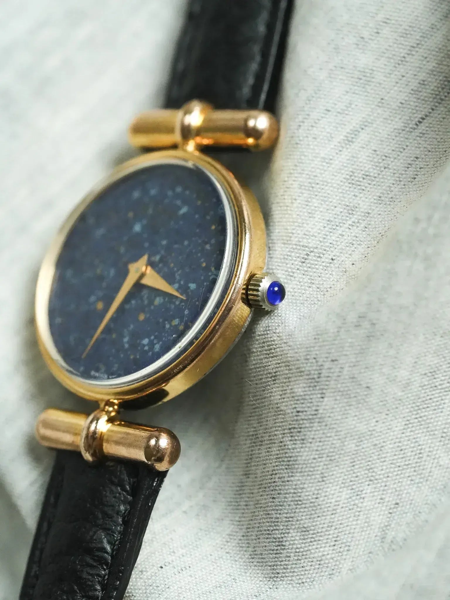 Victor Delouya - Ronde Or Cornes Asymétriques Cadran effet lapis lazuli - 1990s - Atelier Victor