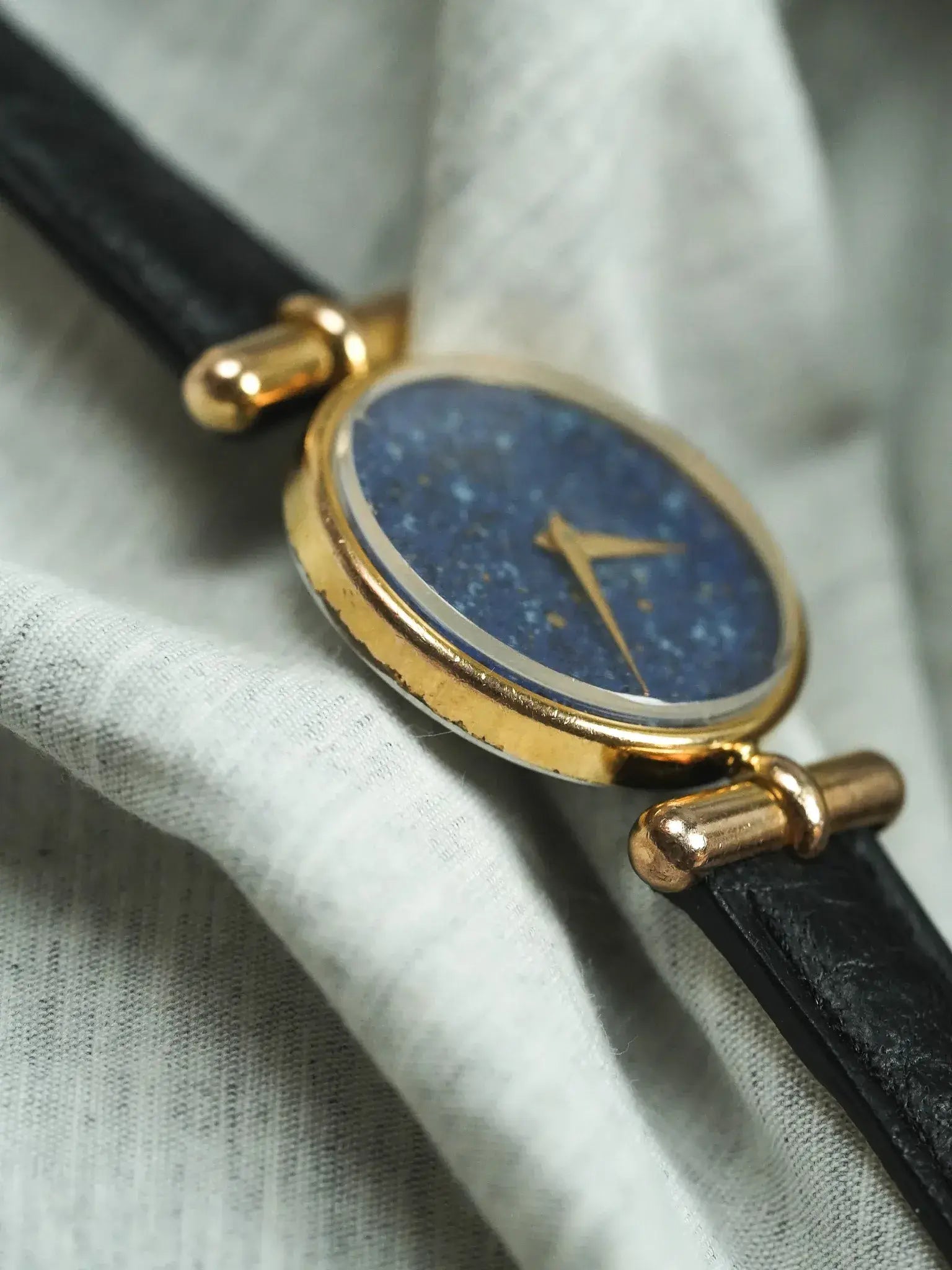 Victor Delouya - Ronde Or Cornes Asymétriques Cadran effet lapis lazuli - 1990s - Atelier Victor