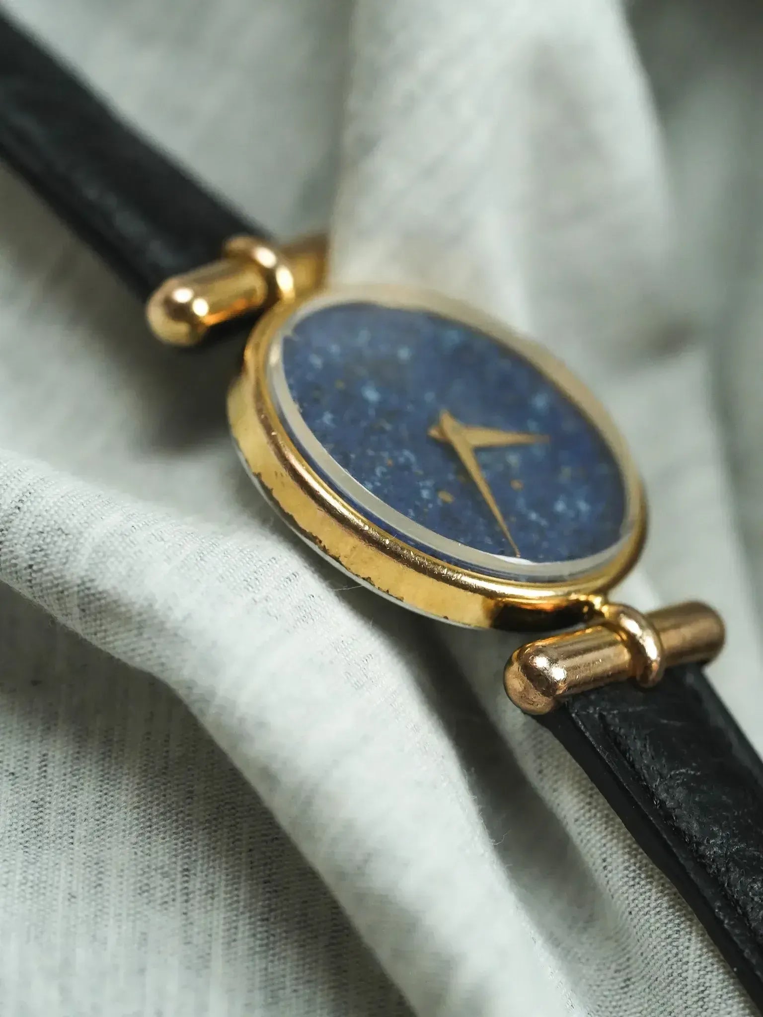 Victor Delouya - Ronde Or Cornes Asymétriques Cadran effet lapis lazuli - 1990s - Atelier Victor