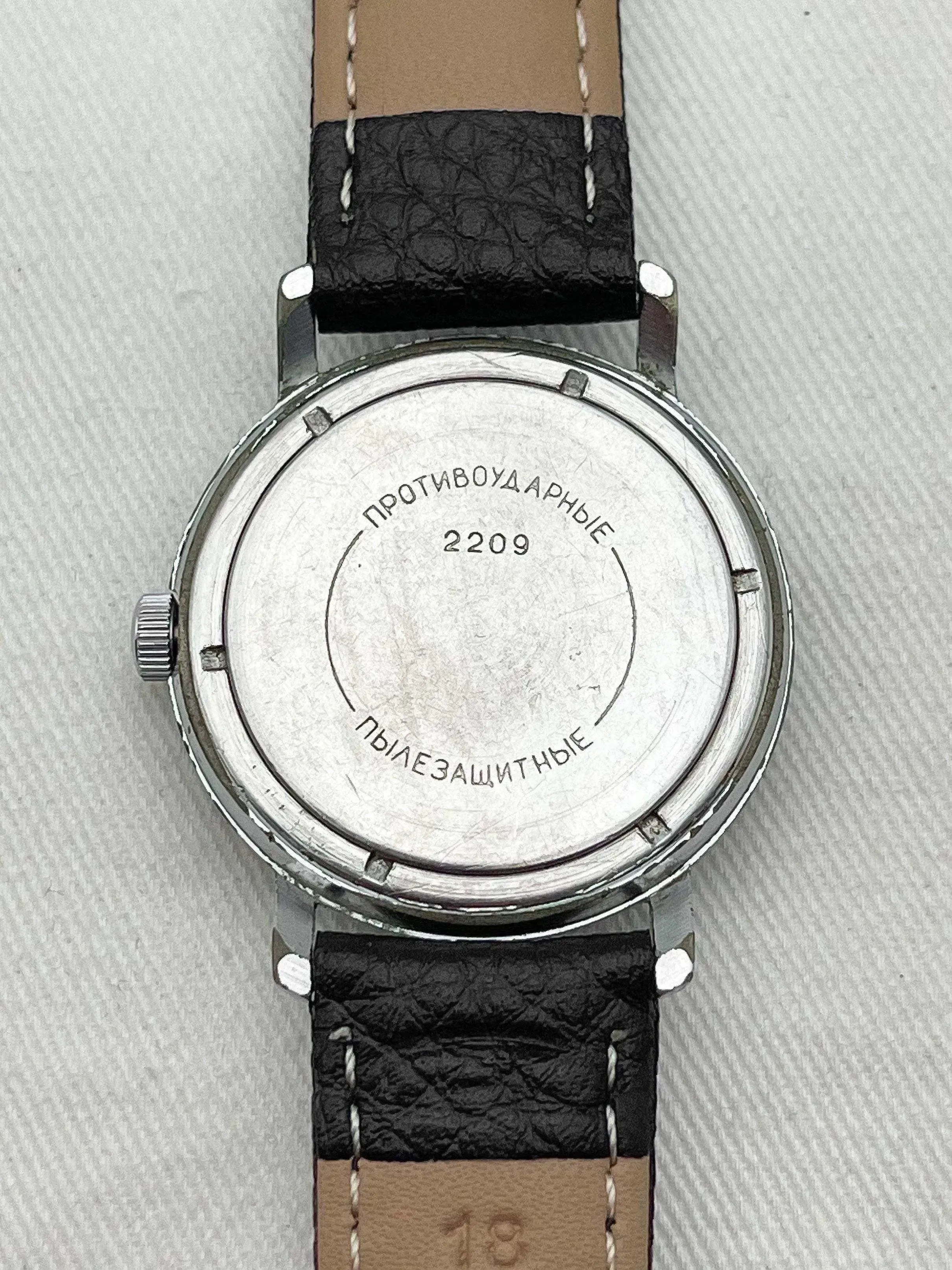 Vostok - Acier Noir chiffres arabes - 1960s - Atelier Victor